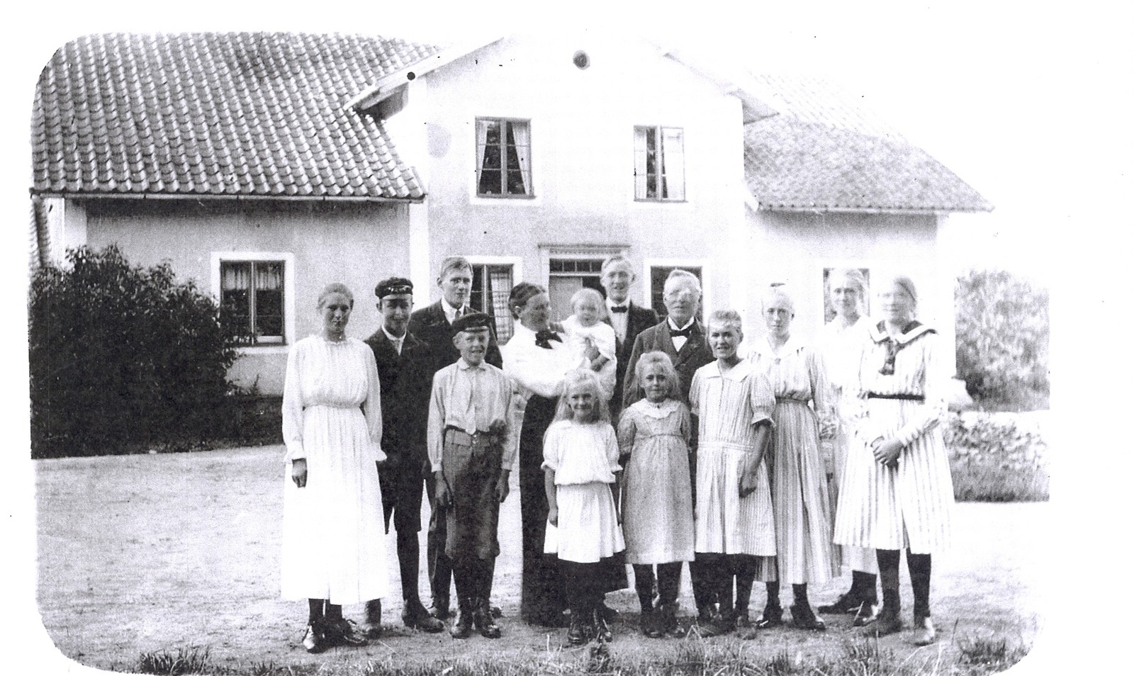 Familjen Wasén utanför Svanshals prästgård