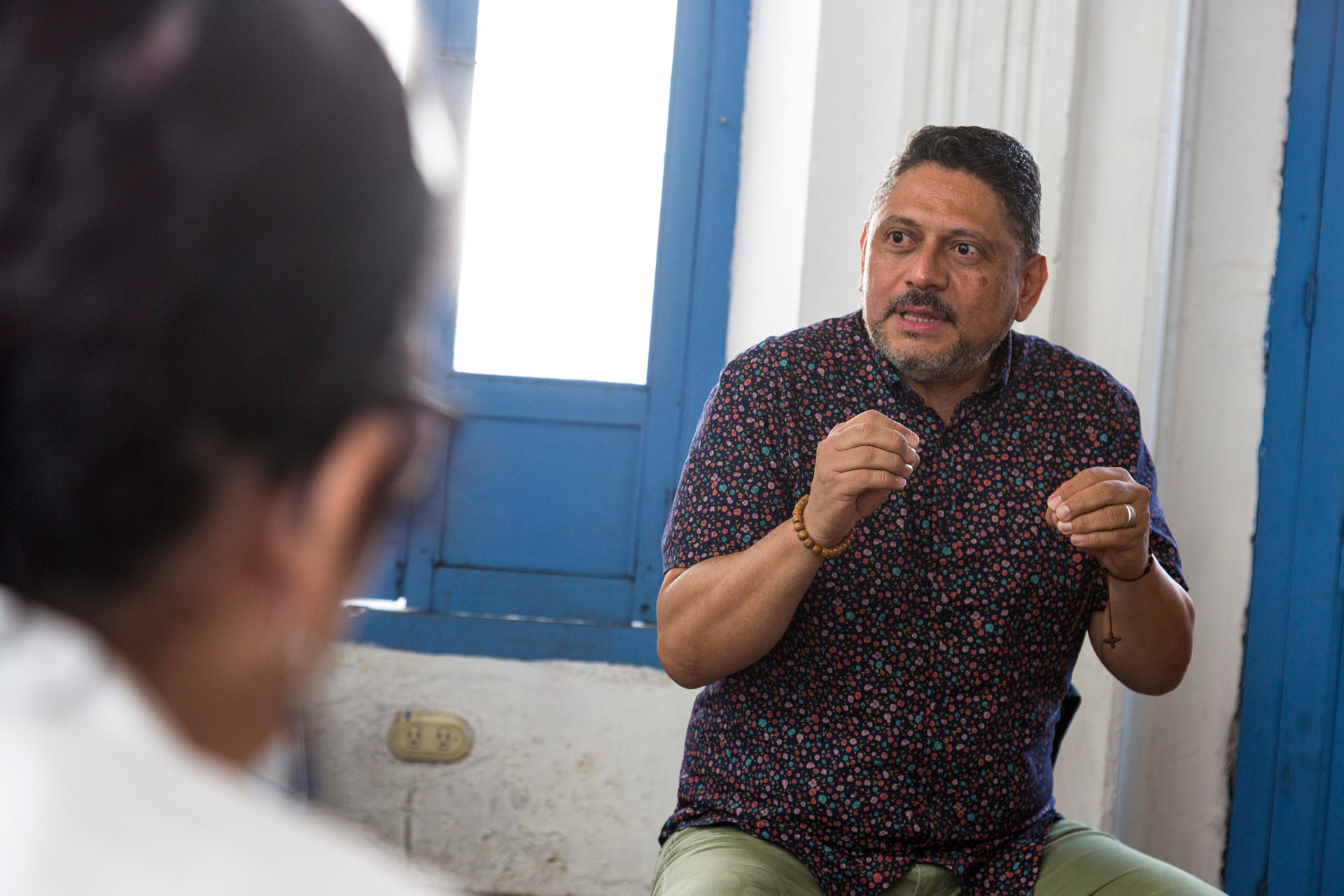 I Centralamerika är det könsbaserade våldet utbrett och kvinnor utnyttjas många gånger i männens maktspel. Larry Madrigal leder samtalsgrupper för kvinnor och män där man diskuterar destruktiva könsroller och vad man kan göra för att motverka våld i samhället. 