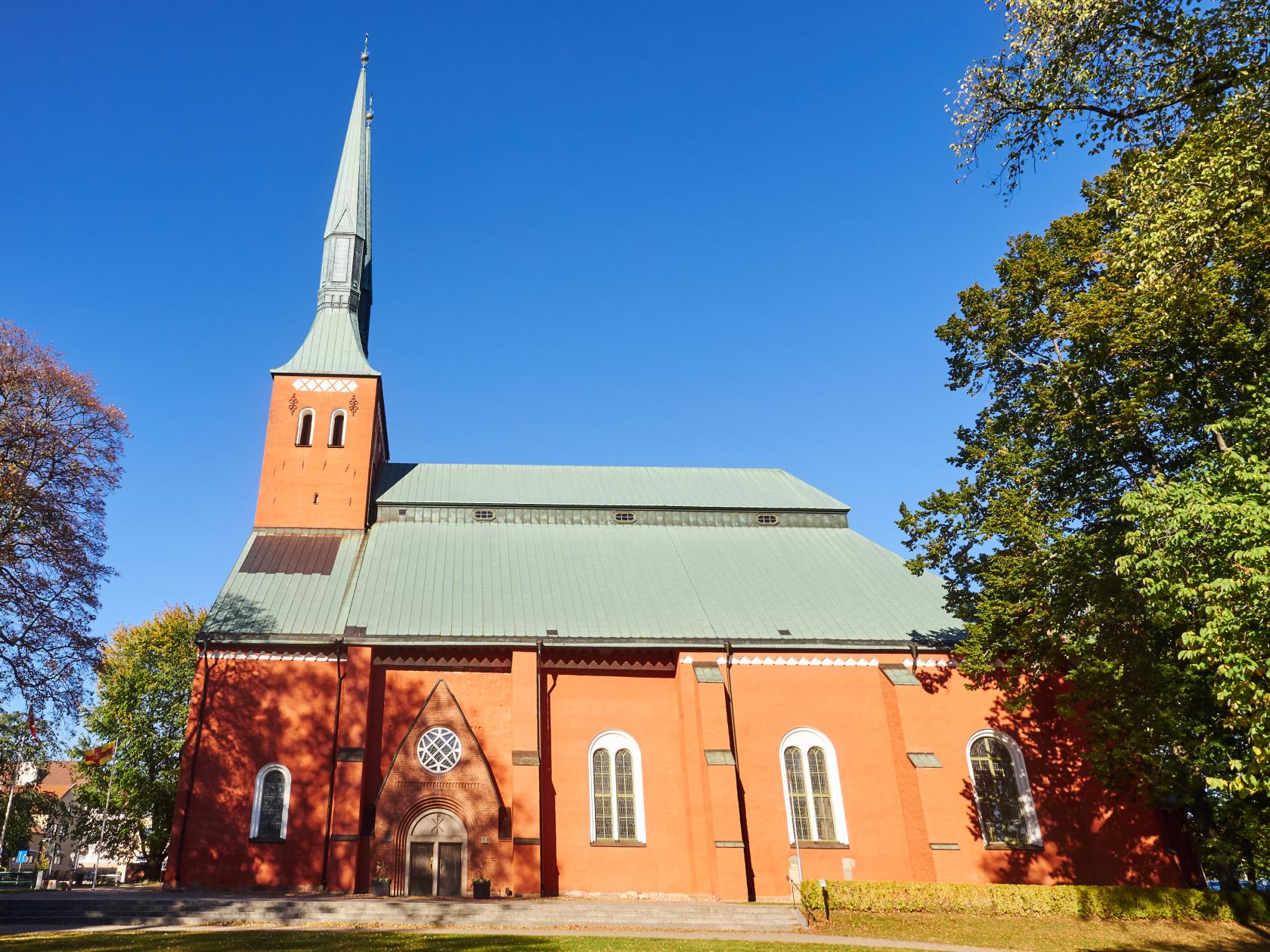 Exteriörbild på Växjö domkyrka från sidan.