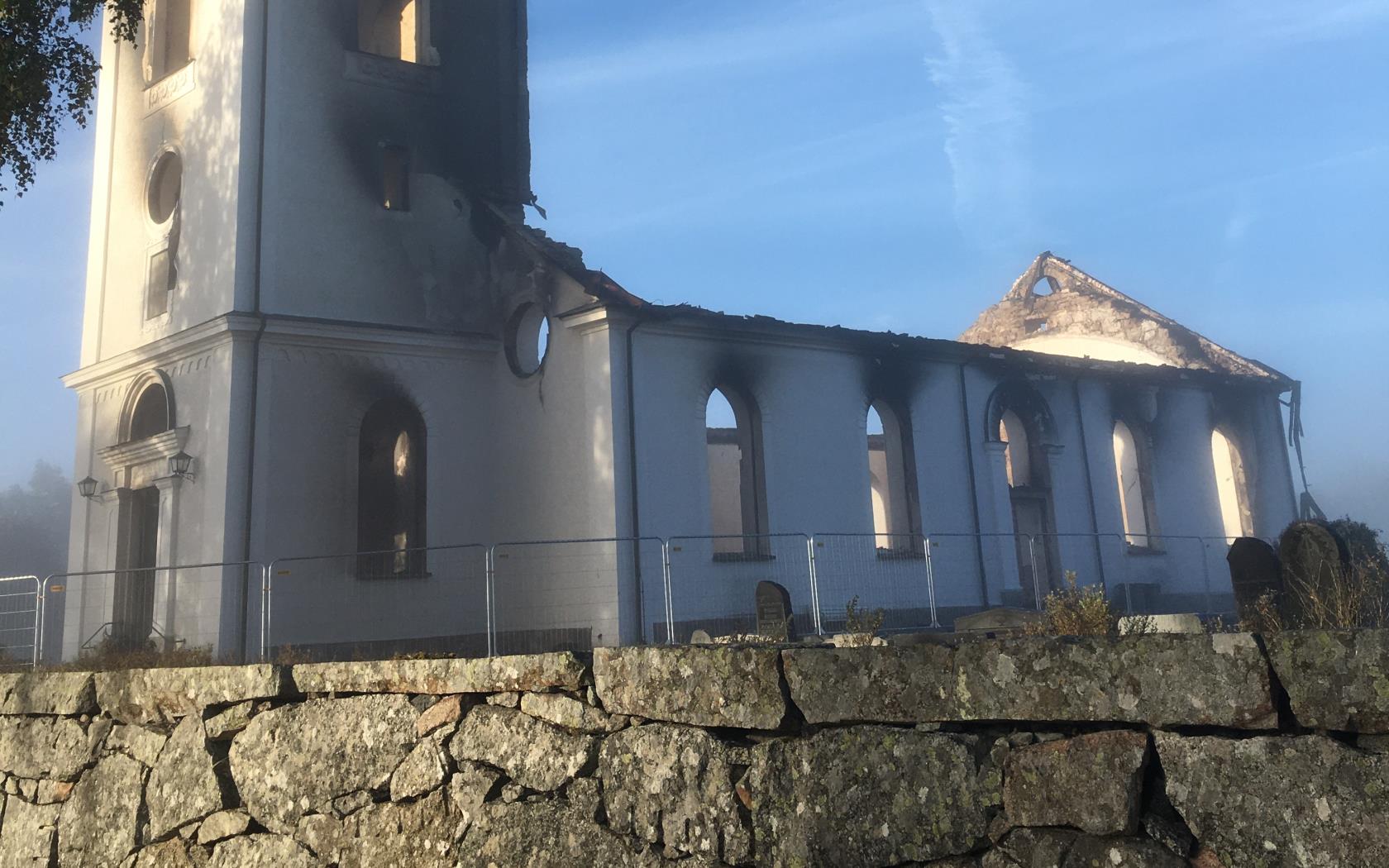 Ruinen av Sjösås nya kyrka i Viås efter branden den 3 september 2022.