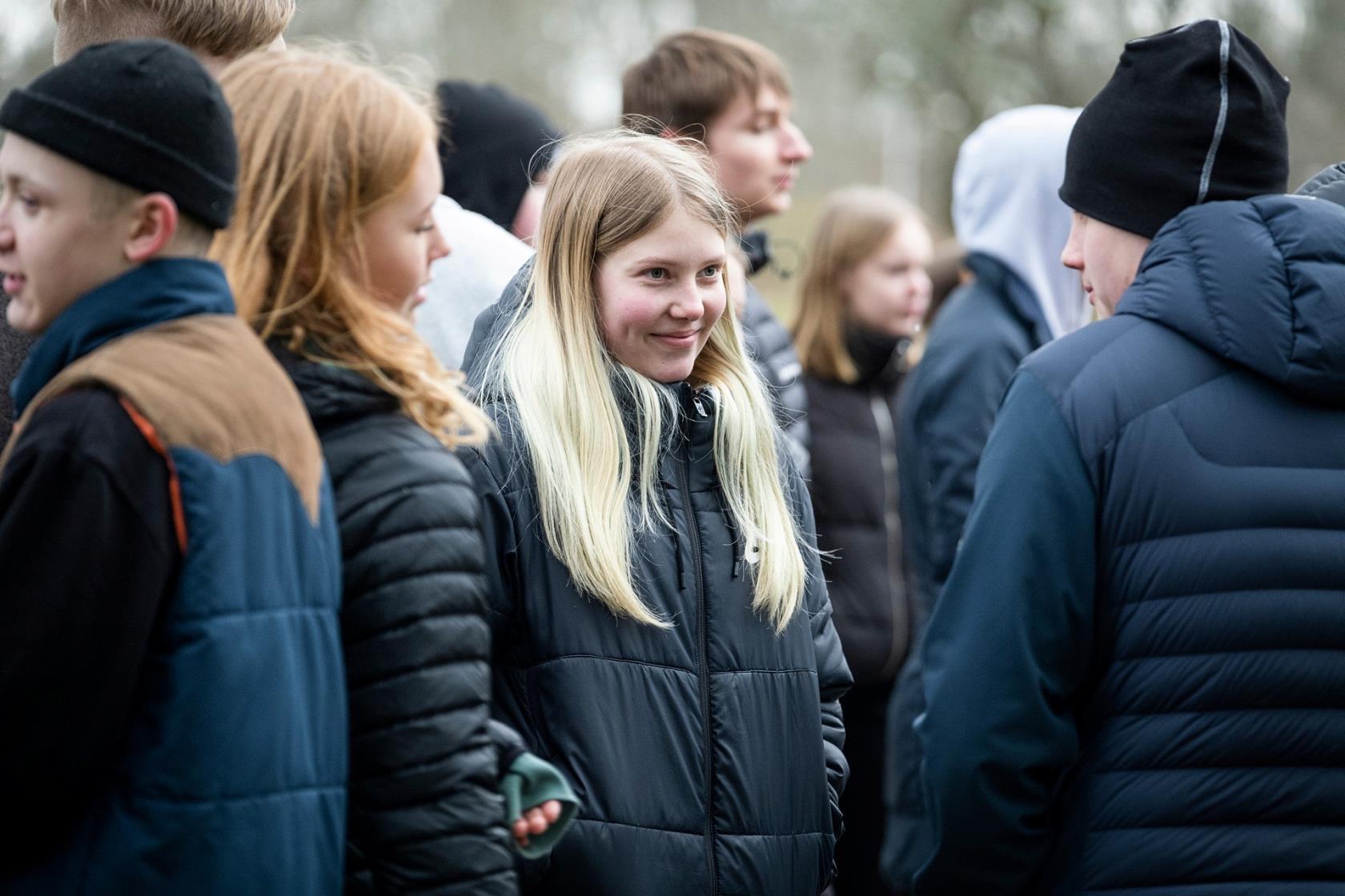 Ungdomar som står i en grupp