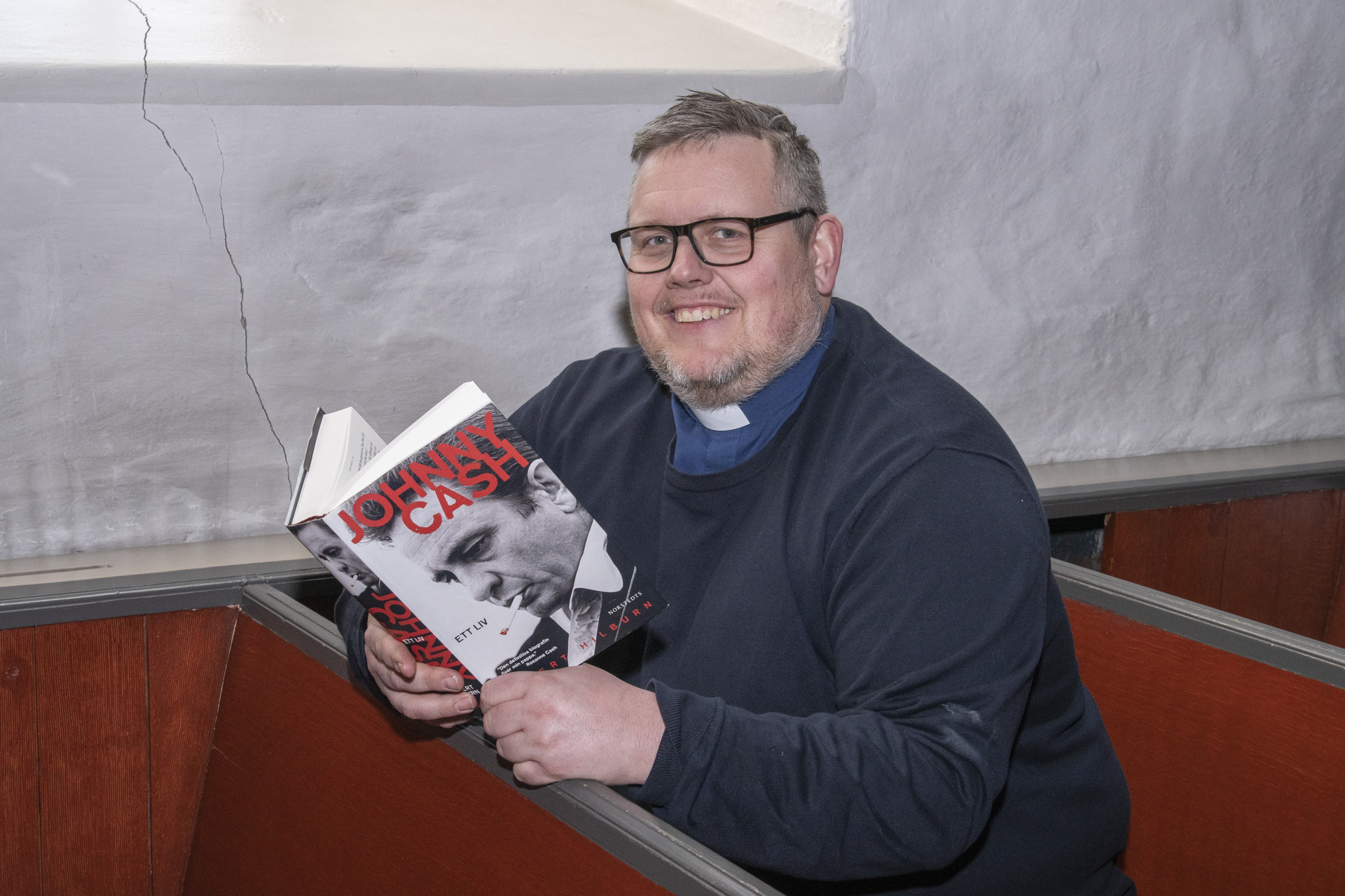 Andreas Thalenius läser gärna litteratur om artister. Här med en bok om Johnny Cash. Playin´ Prayers senaste musikgudstjänst handlar om Cash, med tolkningar av hans musik tillsammans med berättelser och reflektioner från hans liv.