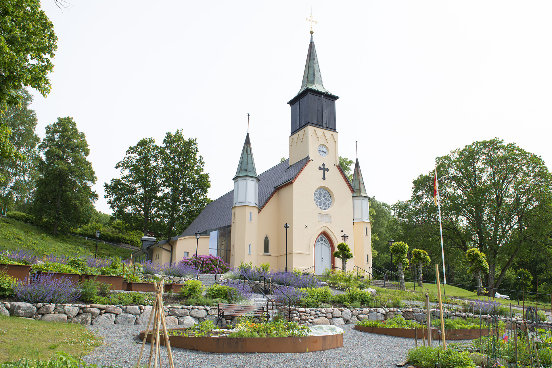 Jonsereds kyrka och kyrkträdgård