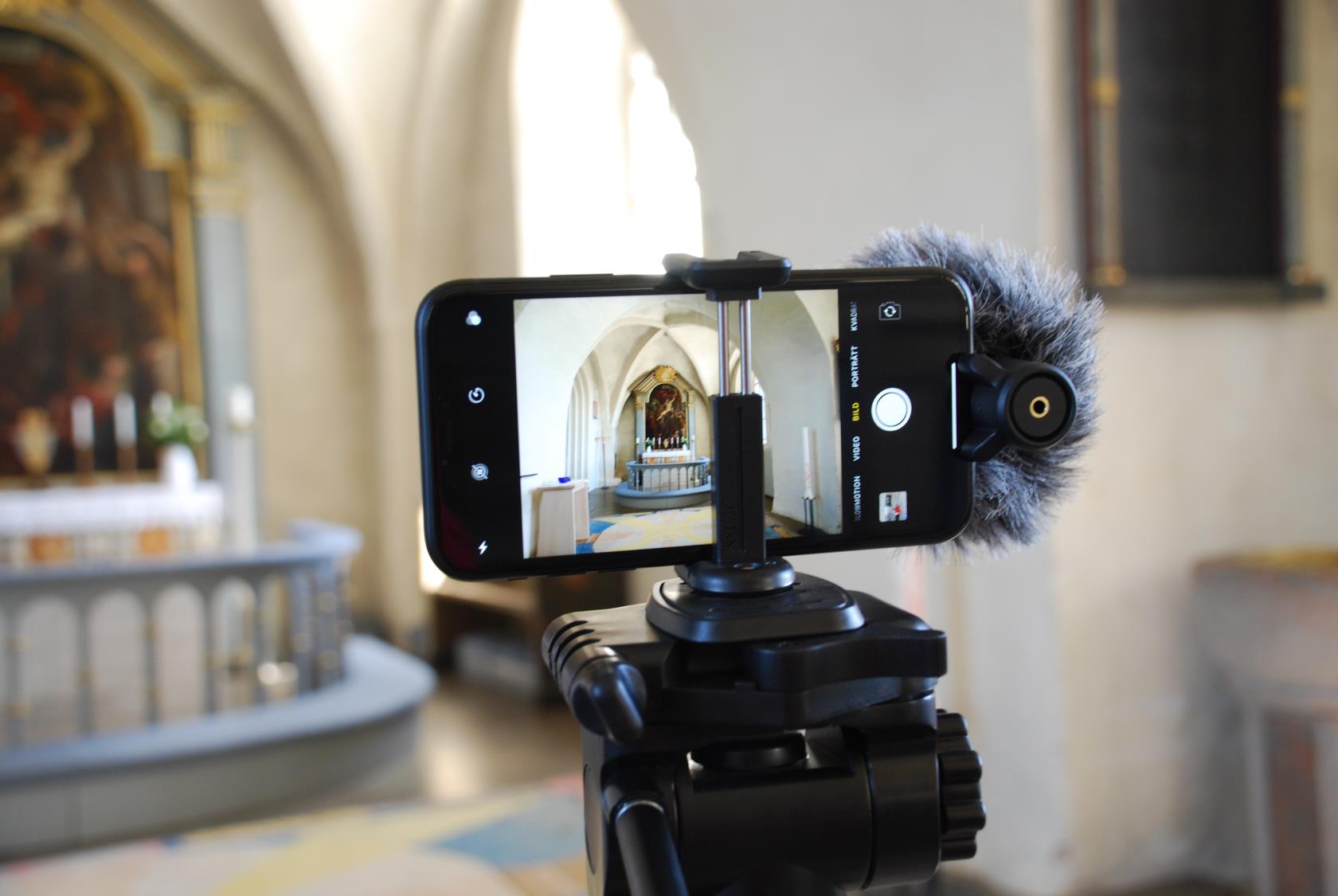 Filma gudstjänster. En mobilkamera som riktar sig mot altaret i Söndrums kyrka.