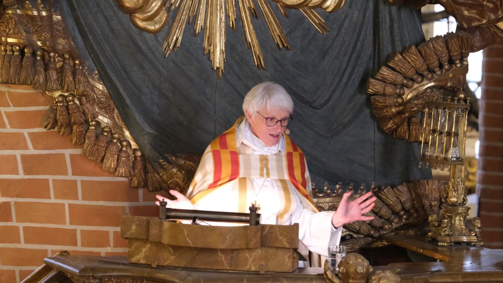 Ärkebiskop talar i en kyrka.