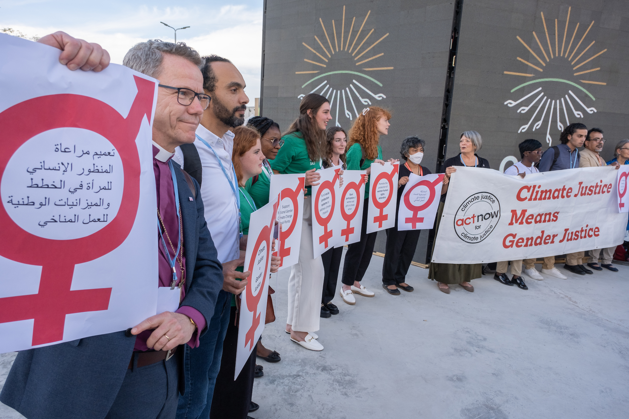 En grupp människor med protestskyltar