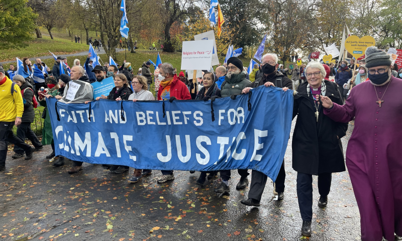 Ett demonstrationståg för klimatet en regnig höstdag.