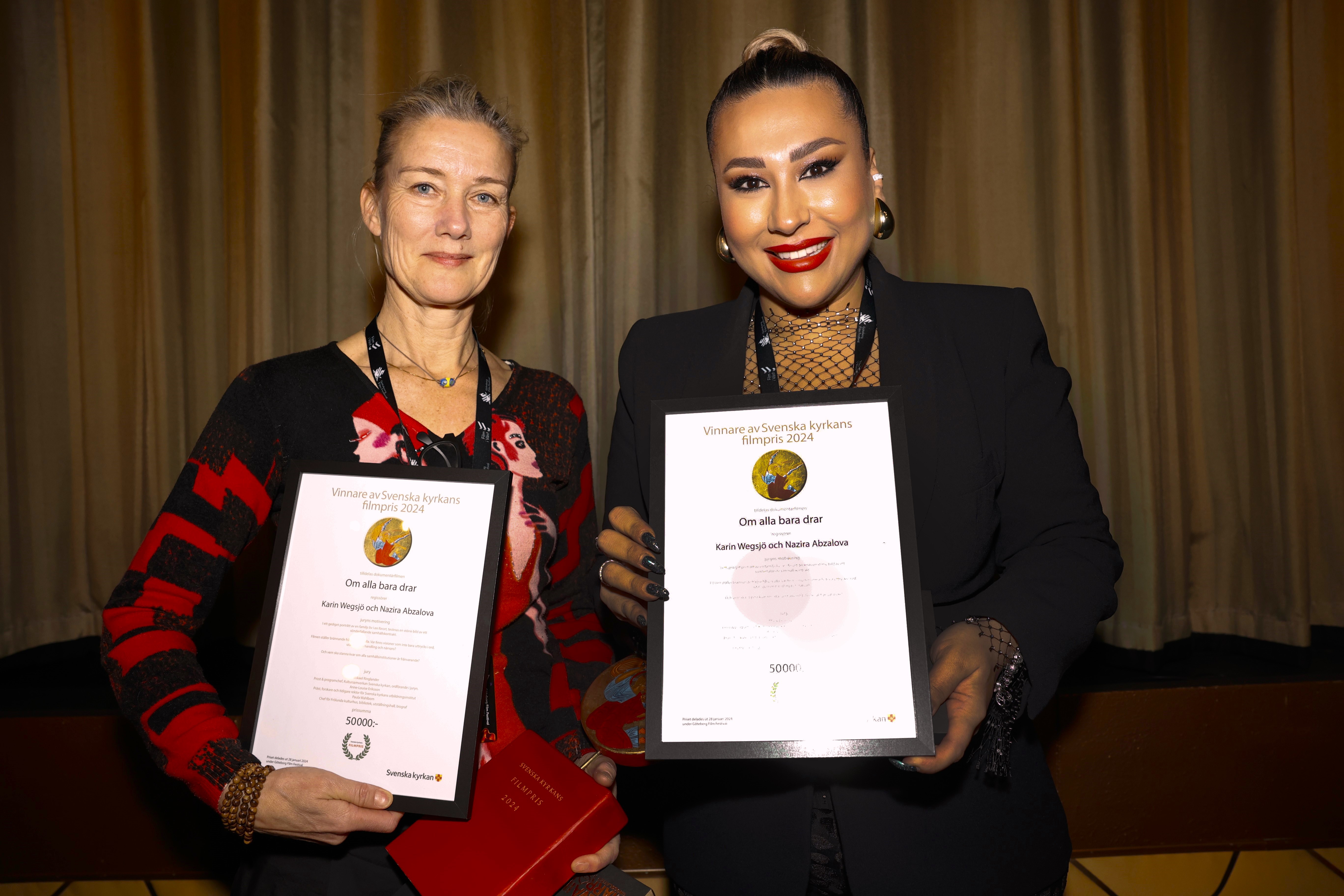 På bilden syns vinnarna av filmpriset, Karin Wegsjö och Nazira Abzalova, med varsitt diplom.