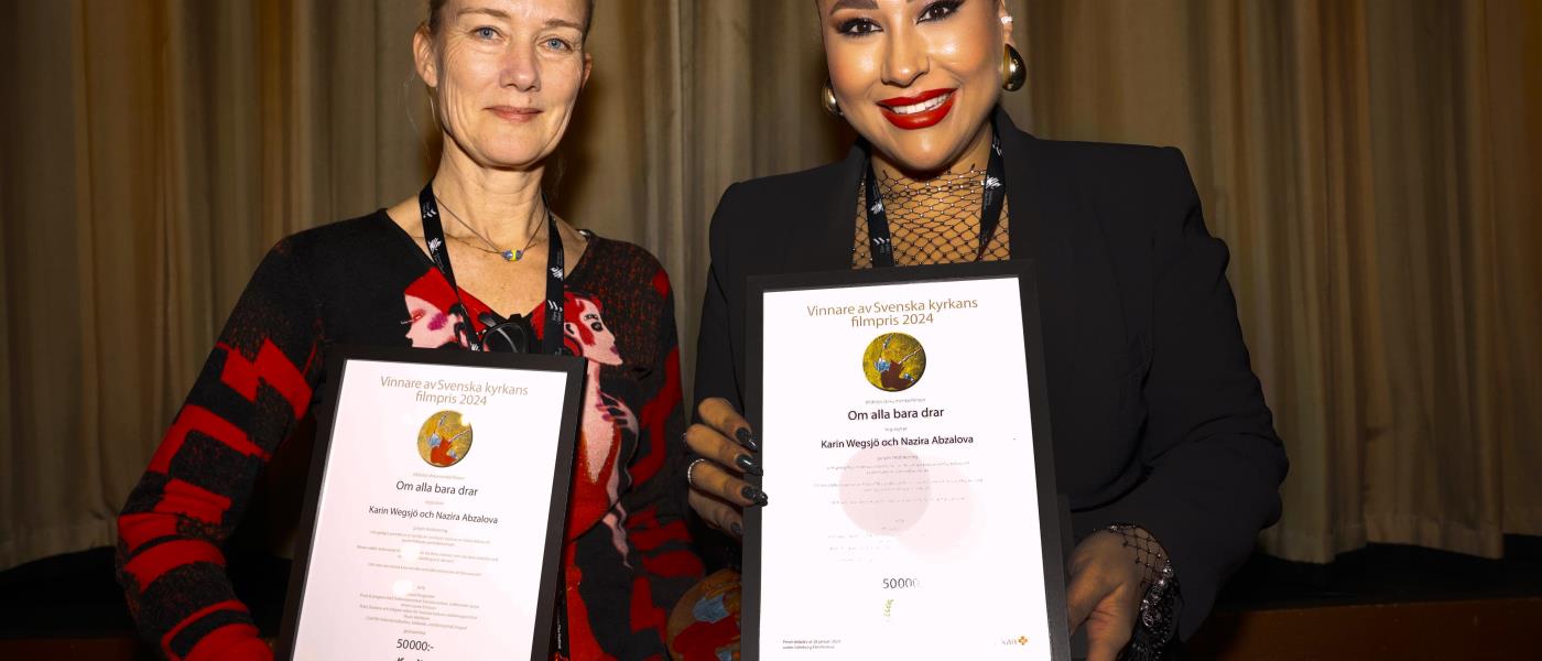 På bilden syns vinnarna av filmpriset, Karin Wegsjö och Nazira Abzalova, med varsitt diplom.