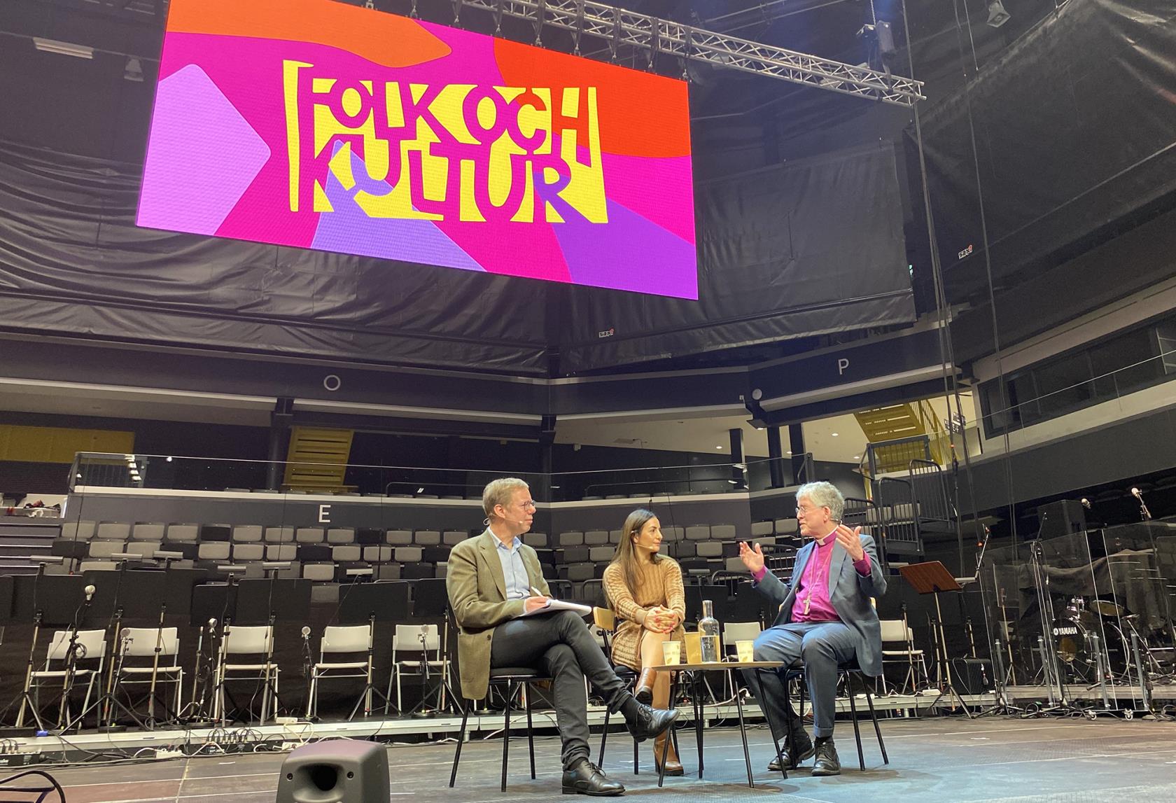 Från ett av Svenska kyrkans seminarier på Folk och Kultur 2023. Från vänster: Patrik Hadenius, Parisa Liljestrand och Åke Bonnier. 