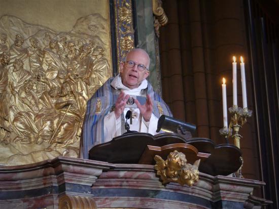 Ärkebiskop Martin Modéus predikar från predikstolen i Uppsala domkyrka.