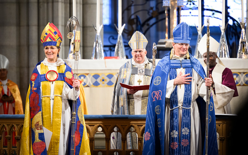 Tre biskopar i liturgisk kläder.