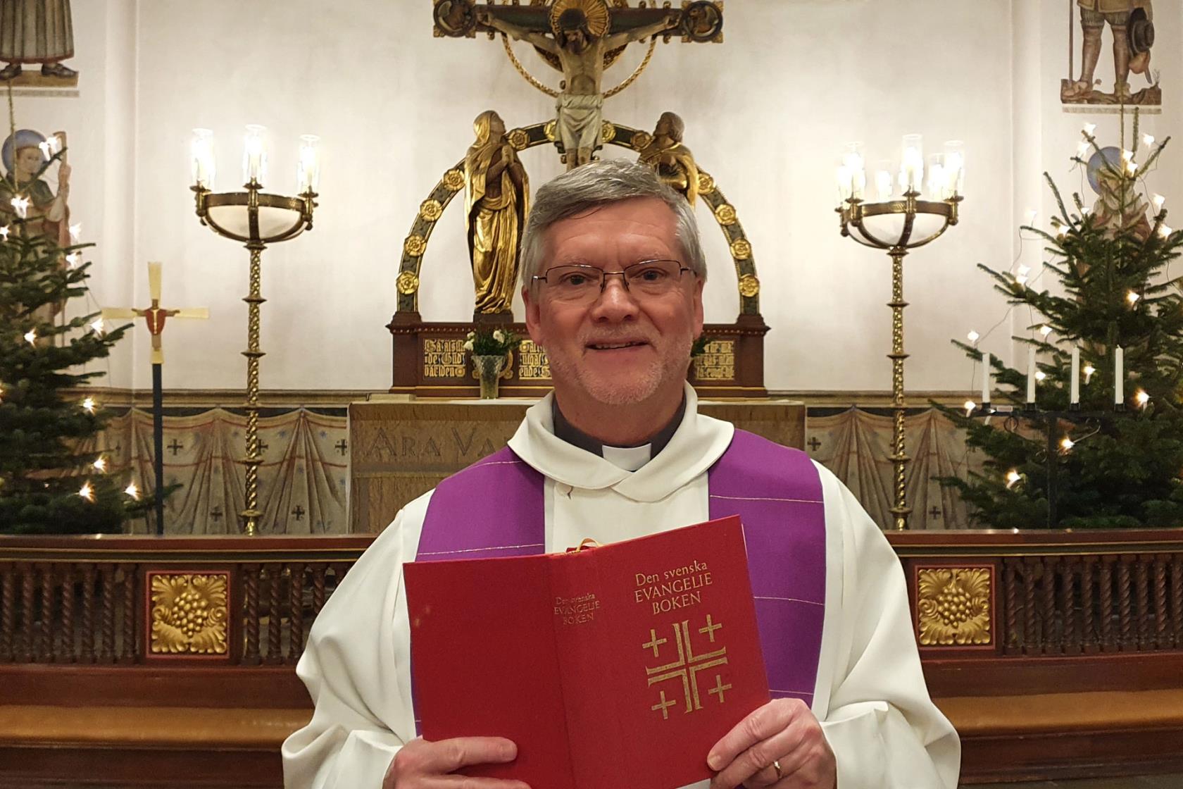 Prästen Thomas Stoor framför altaret i Svenska kyrkan i Köpenhamn. 