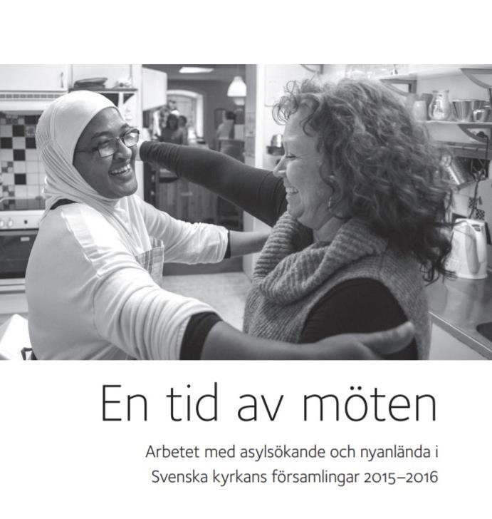 Framsida till studien En tid av möten. En svartvit bild som föreställer två kvinnor som omfamnar varandra i ett kök.