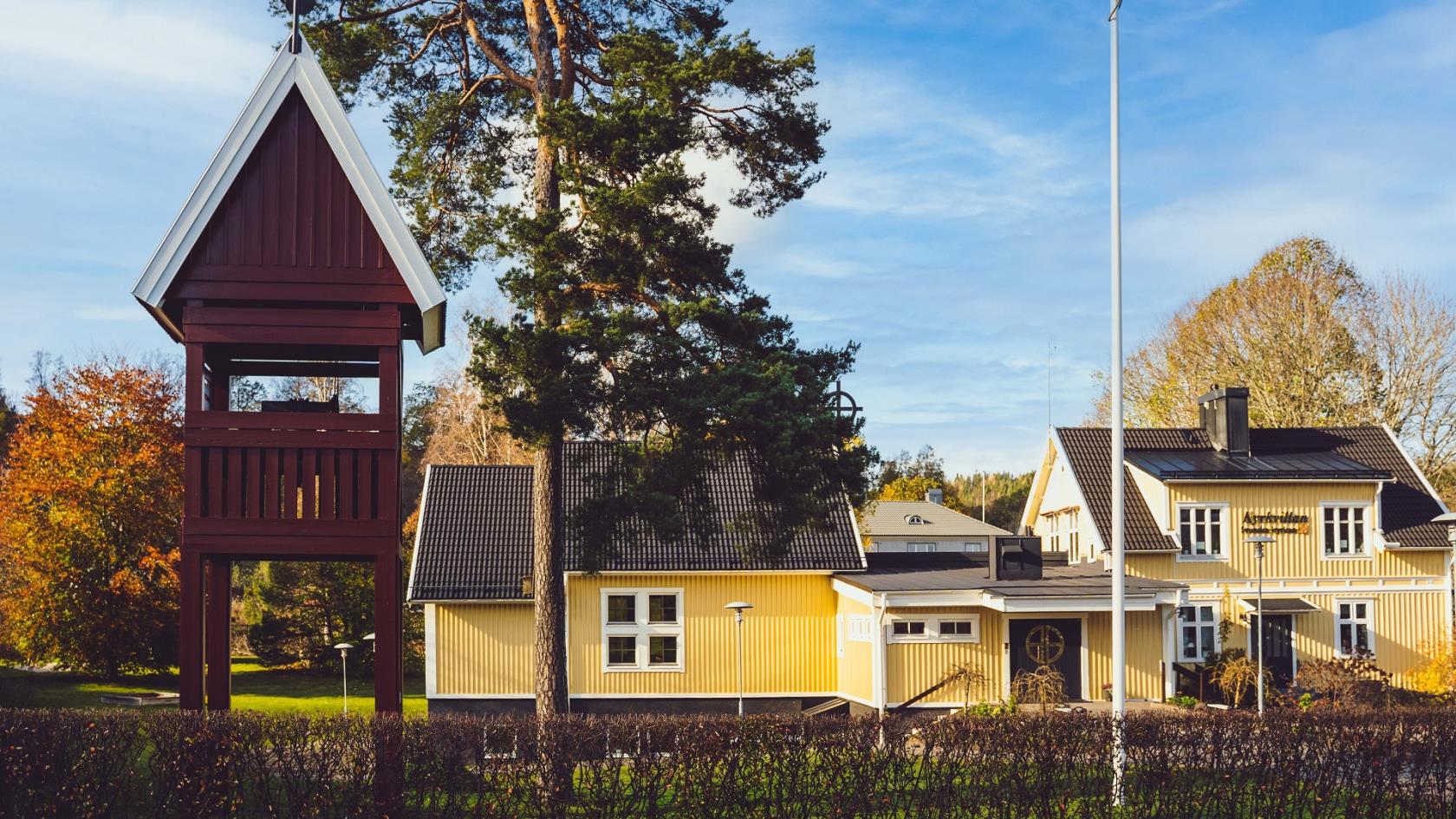 Kyrkvillan med klockstapel och flaggstång