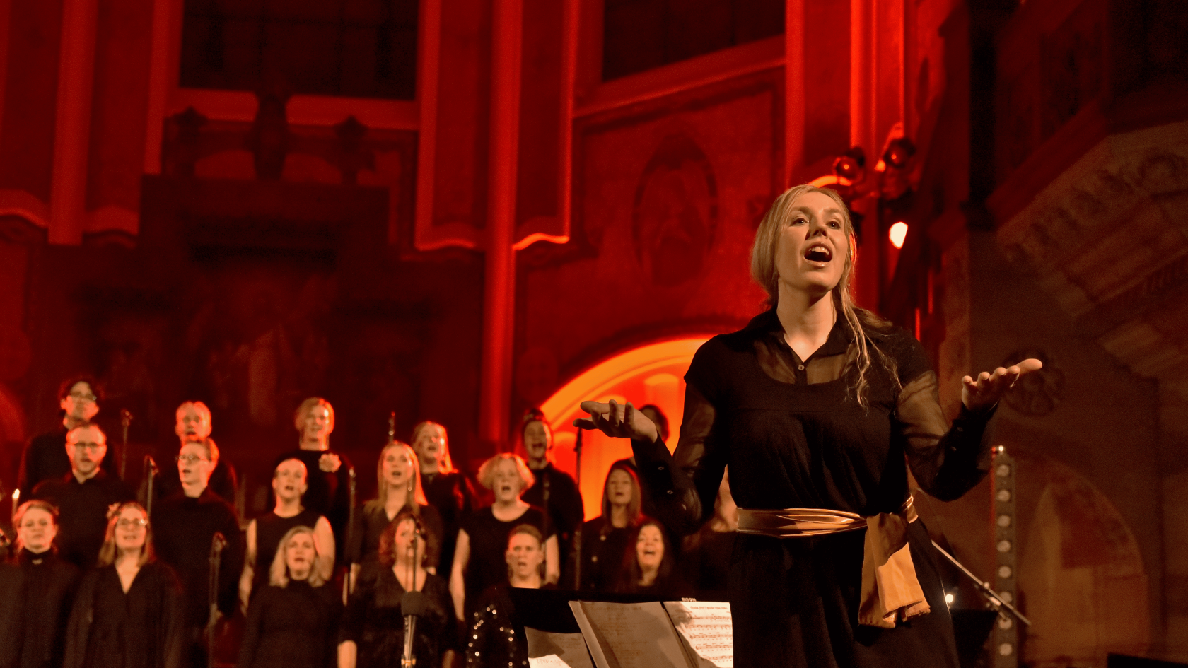 Gospel Rose Choir och körledare Rebecka Dahlqvist.