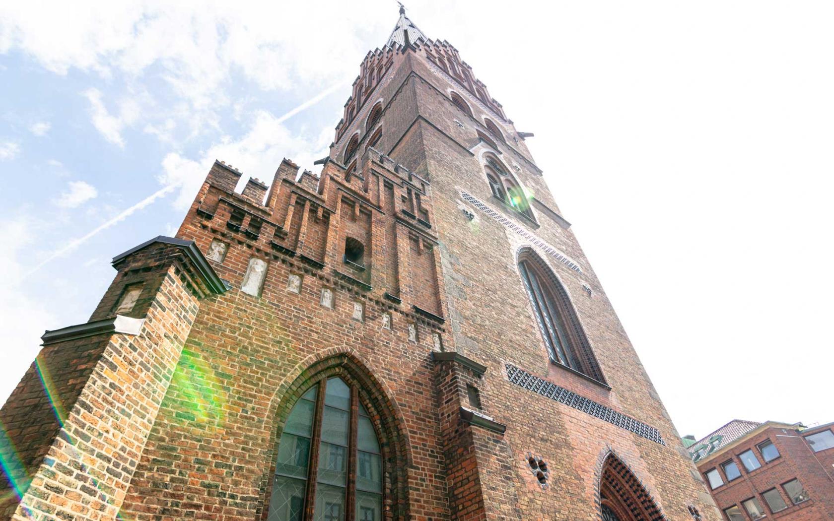 Tornet och ingången till S:t Petri kyrka fotograferade ur ett grodperspektiv.