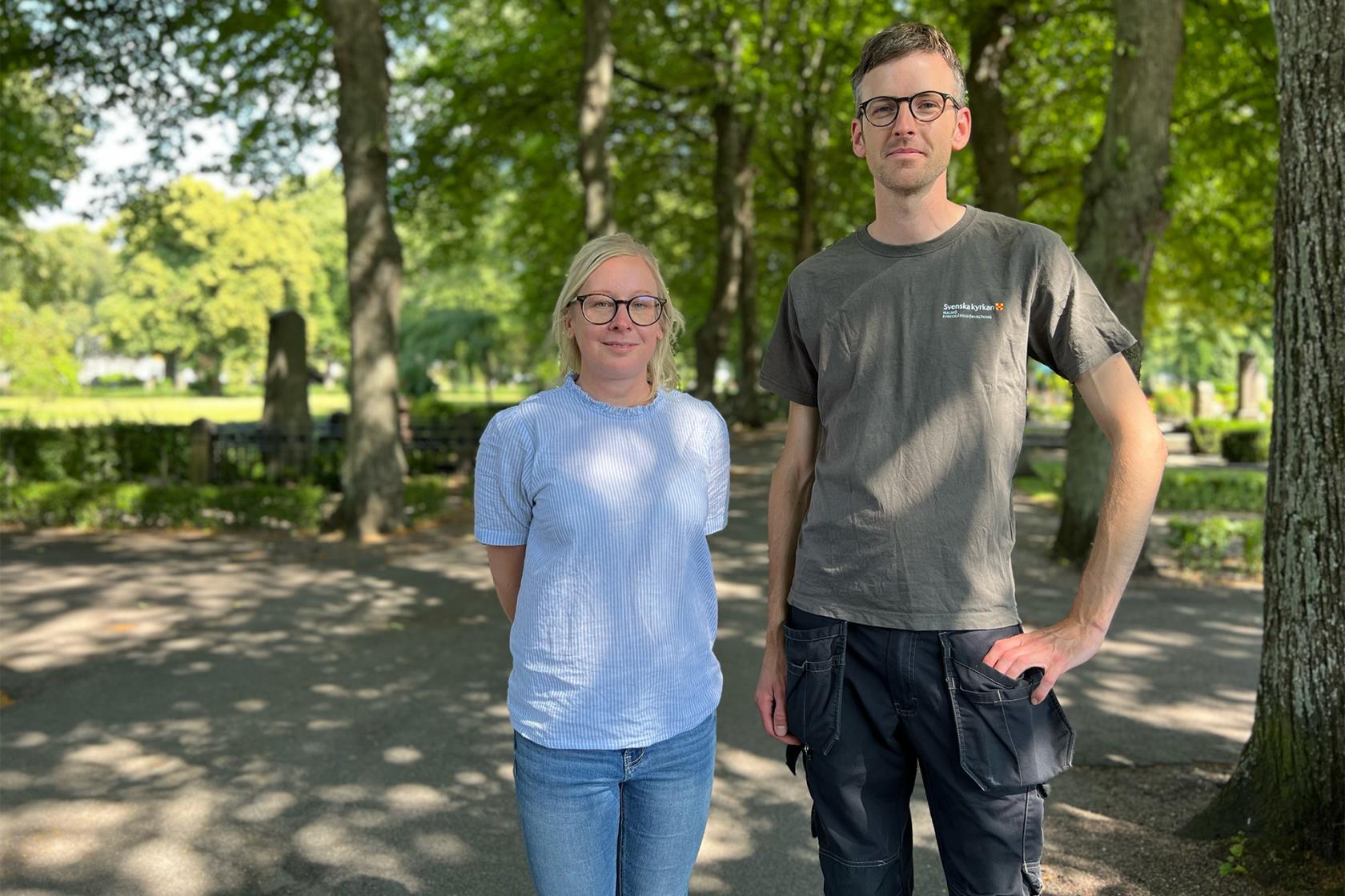 Blond kvinna och man med glasögon med grönska i bakgrunden.