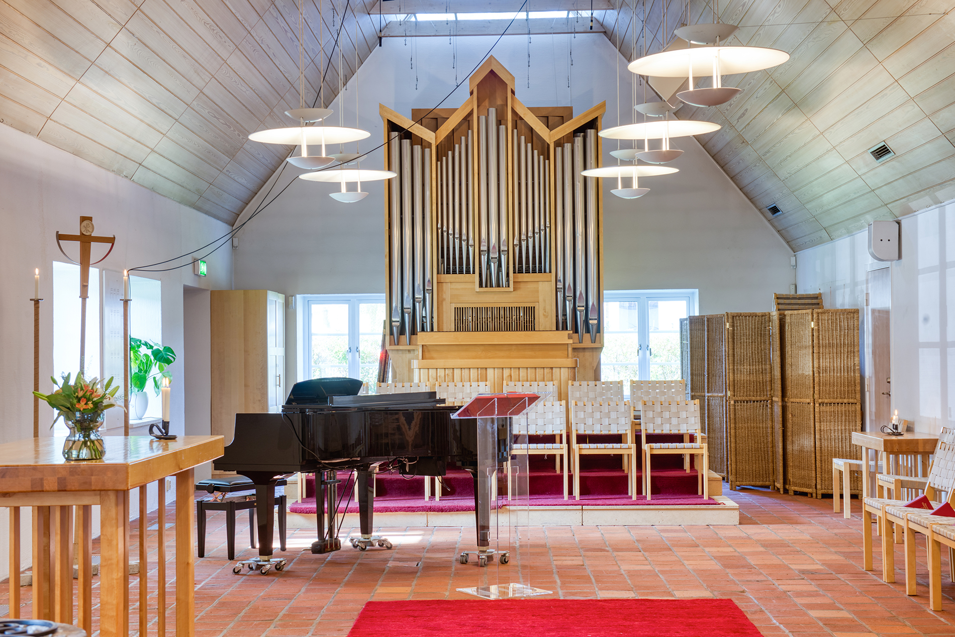 interiör från kyrkorum med flygel orgel i bakgrunden