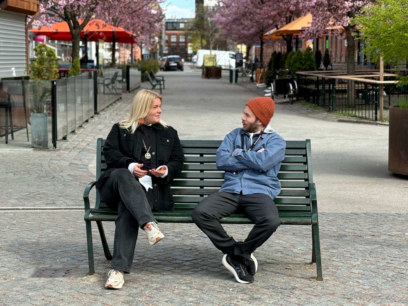 Kristina Klingberg och Johannes Witkowsky sitter på en bänk