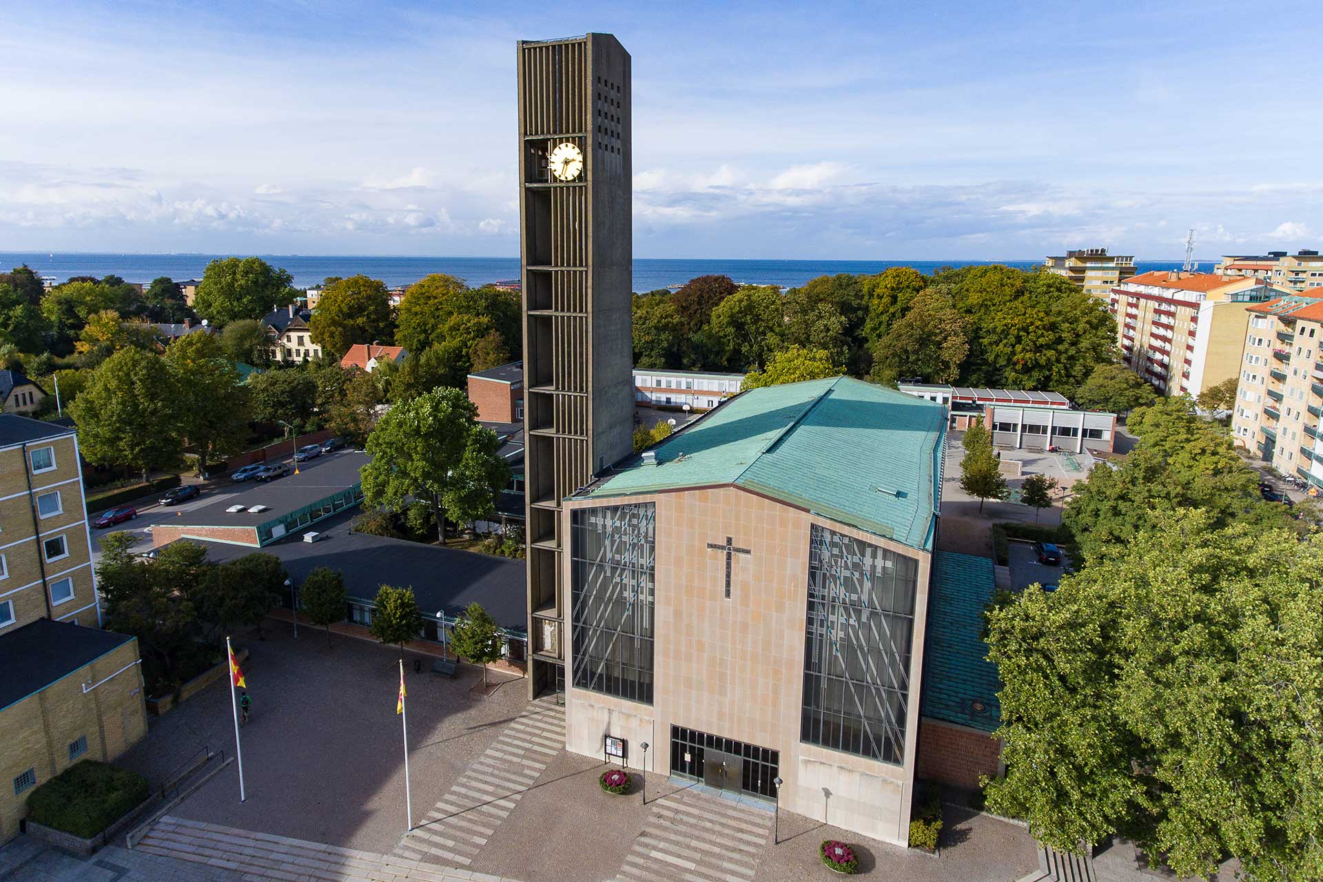 S:t Andreas kyrka ligger vid Fridhemstorget och bredvid kyrkan står en hög klockstapel.