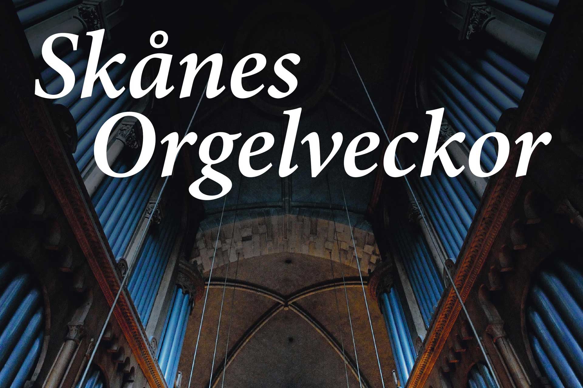 Texten "Skånes orgelveckor" mot höga kyrkovalv.