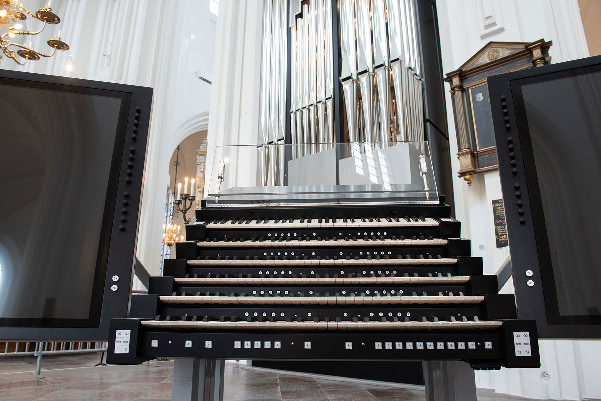 Ett modernt spelbord för orgel med sidopaneler som fungerar som touch screens.