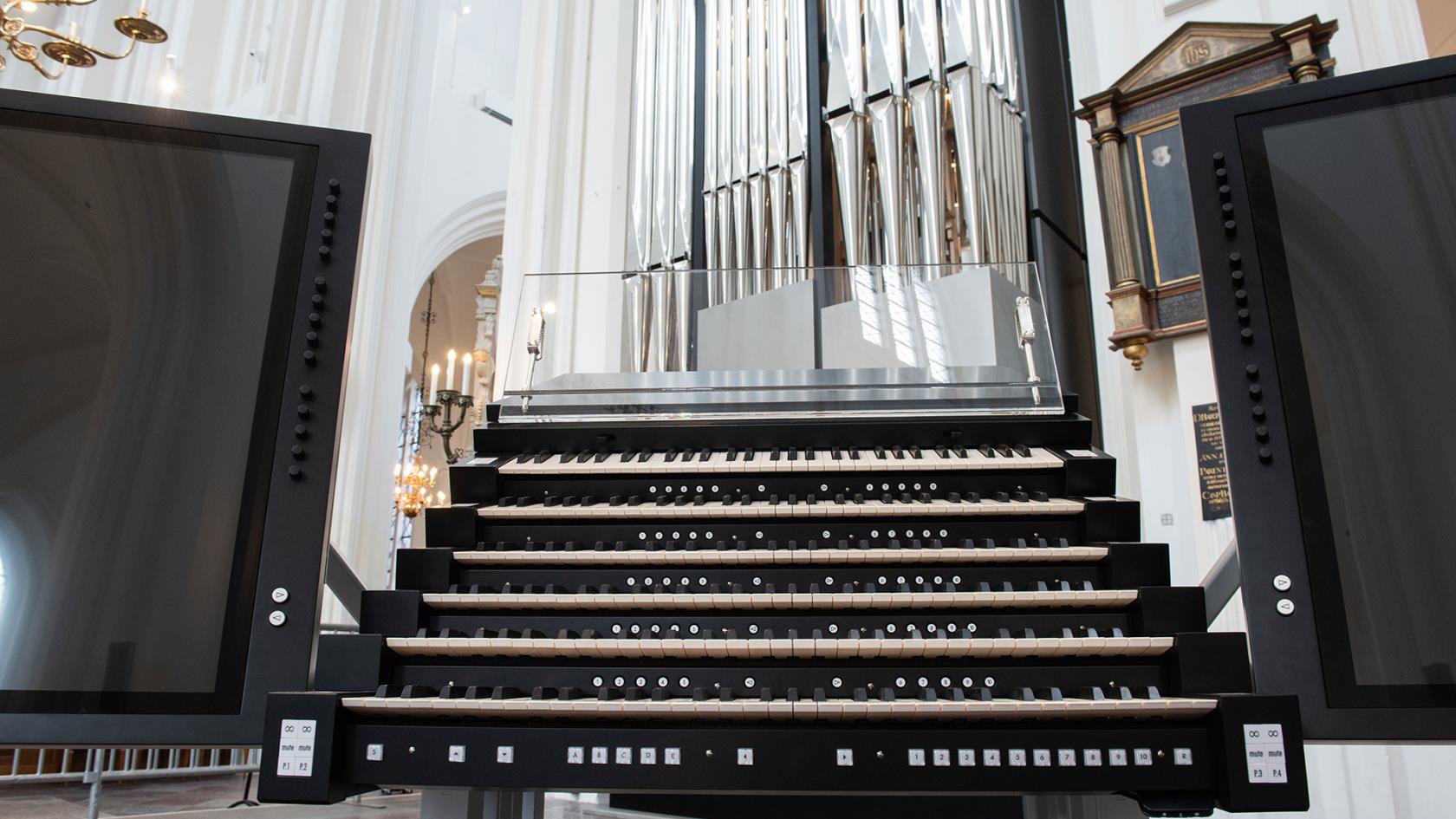 Ett modernt spelbord för orgel med sidopaneler som fungerar som touch screens.