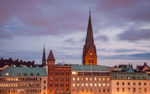 Siluett av S:t Petri kyrkas torn och byggnader i Malmö.