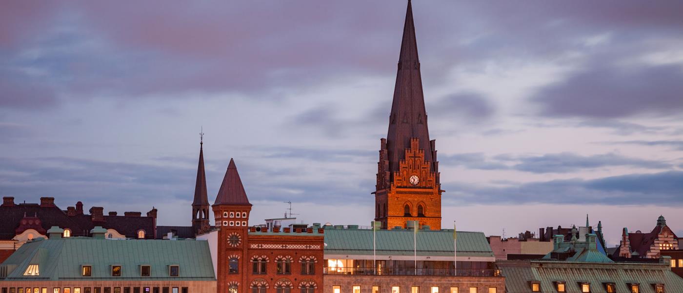 Siluett av S:t Petri kyrkas torn och byggnader i Malmö.