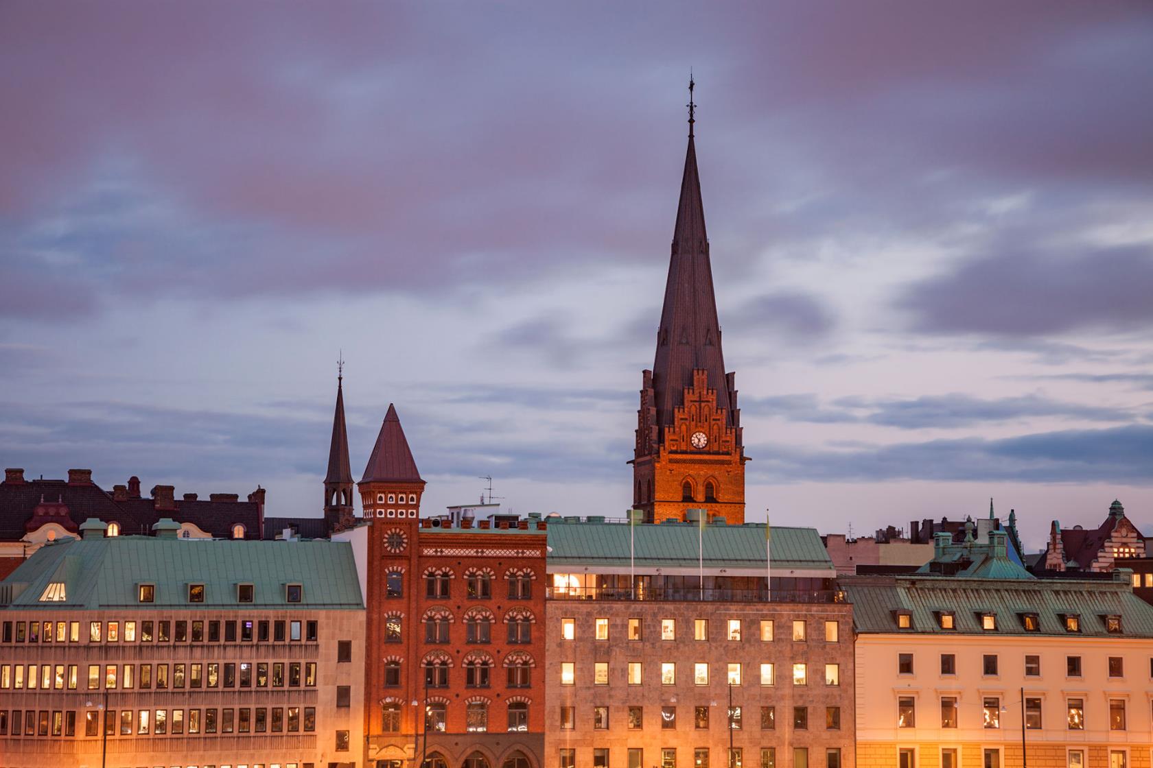 Siluett av S:t Petri kyrkas torn och byggnader i Malmö.