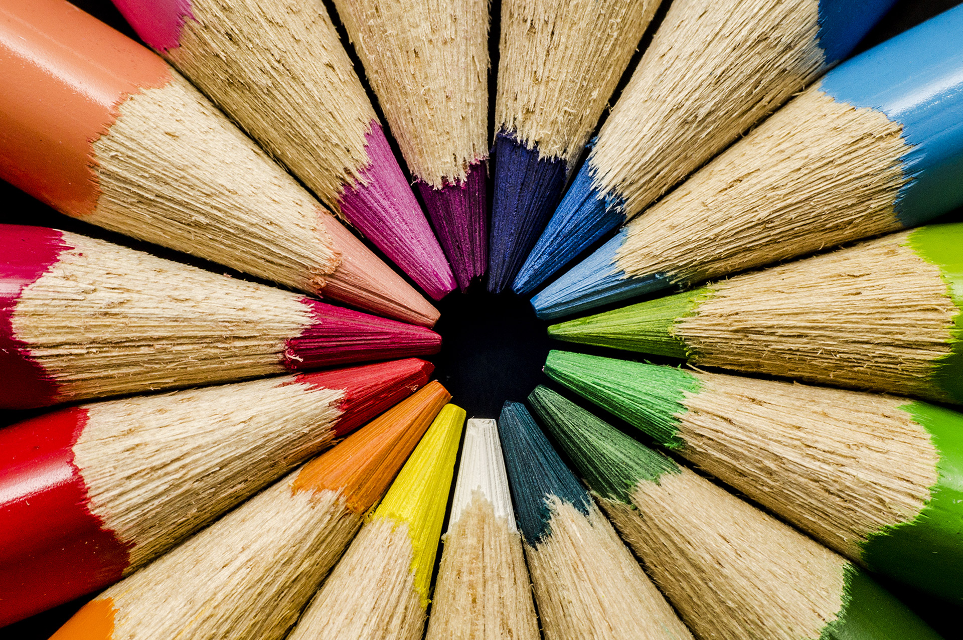 Färgglada pennor som möts med spetsarna i mitten