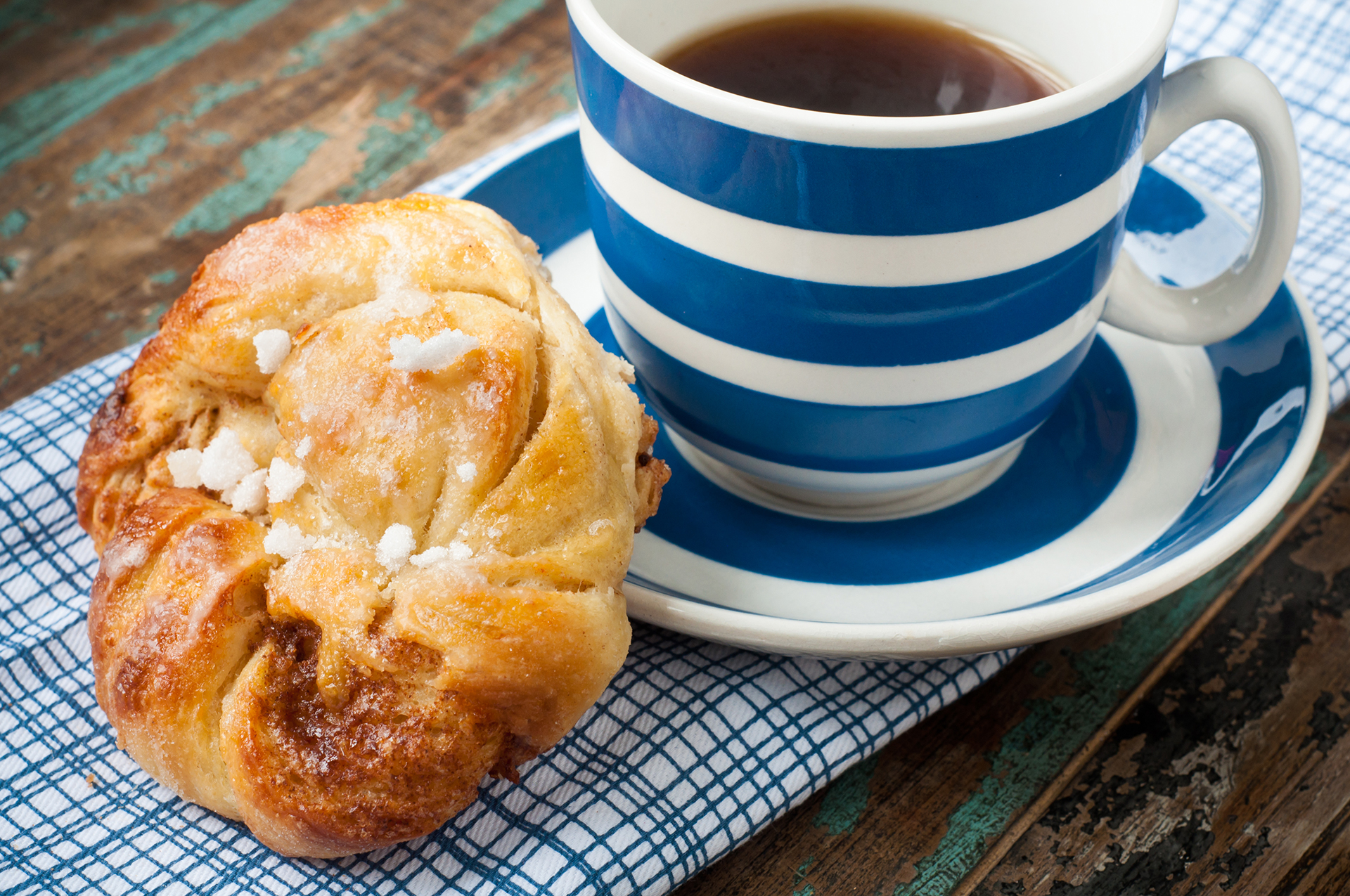 Bilden visar en kaffekopp och en kaka