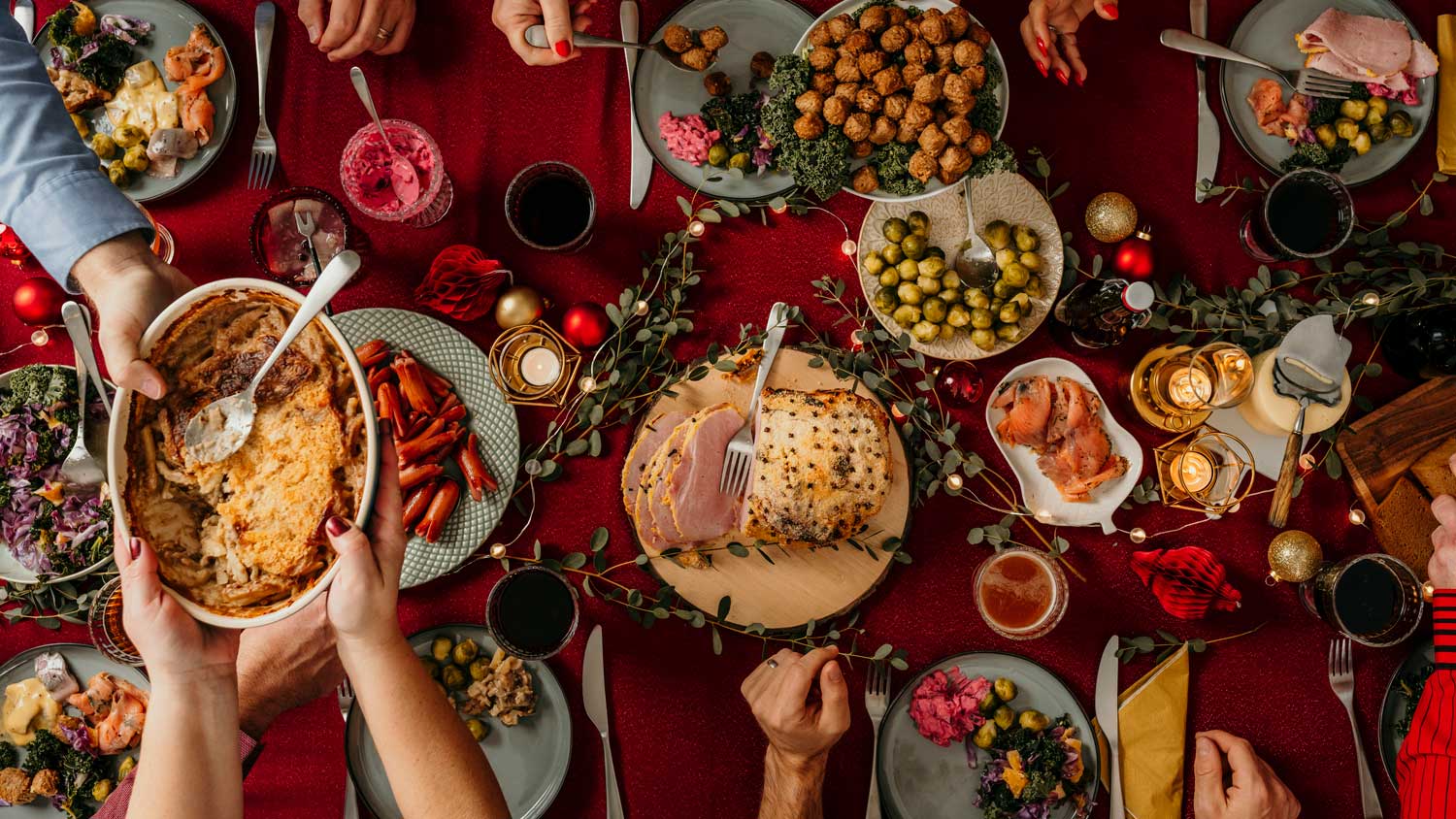 Julbord med många olika julrätter