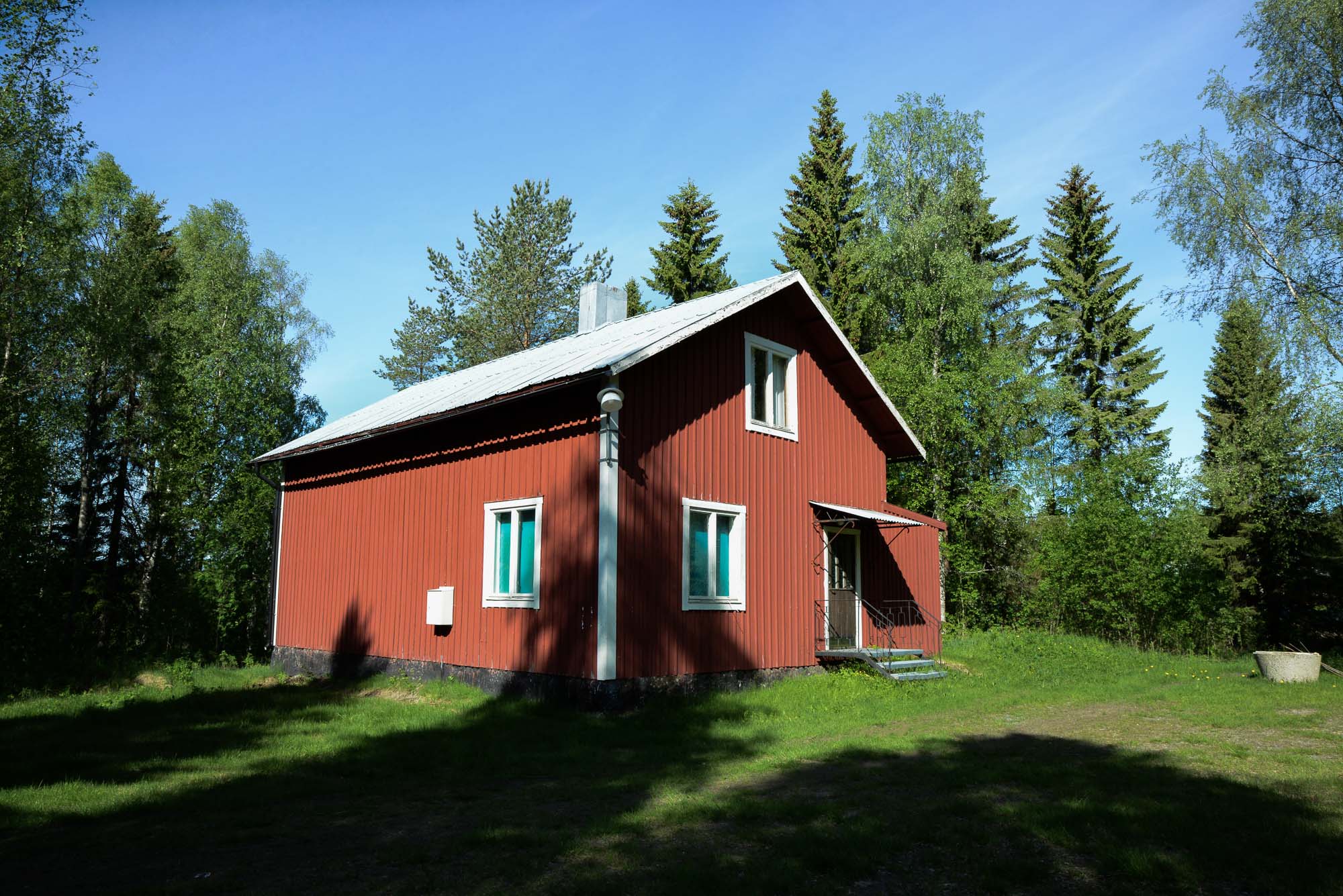 En kort bit från vägen ligger Bösta bönhus omgivet av grönska.