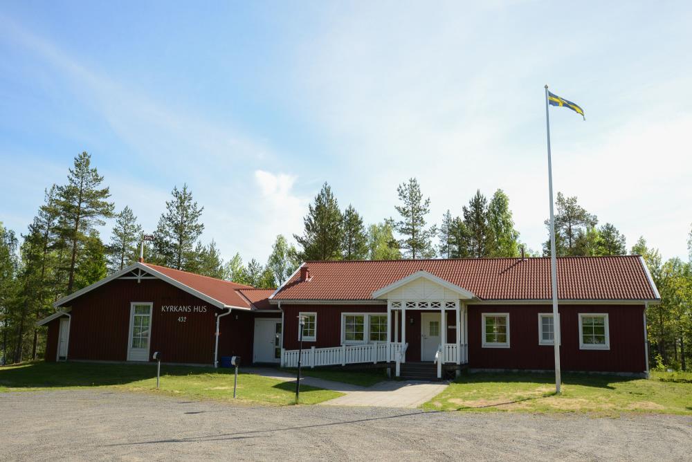 Kyrkans hus med kyrksal till vänster och samlings- och verksamhetslokaler i huskroppen till höger.