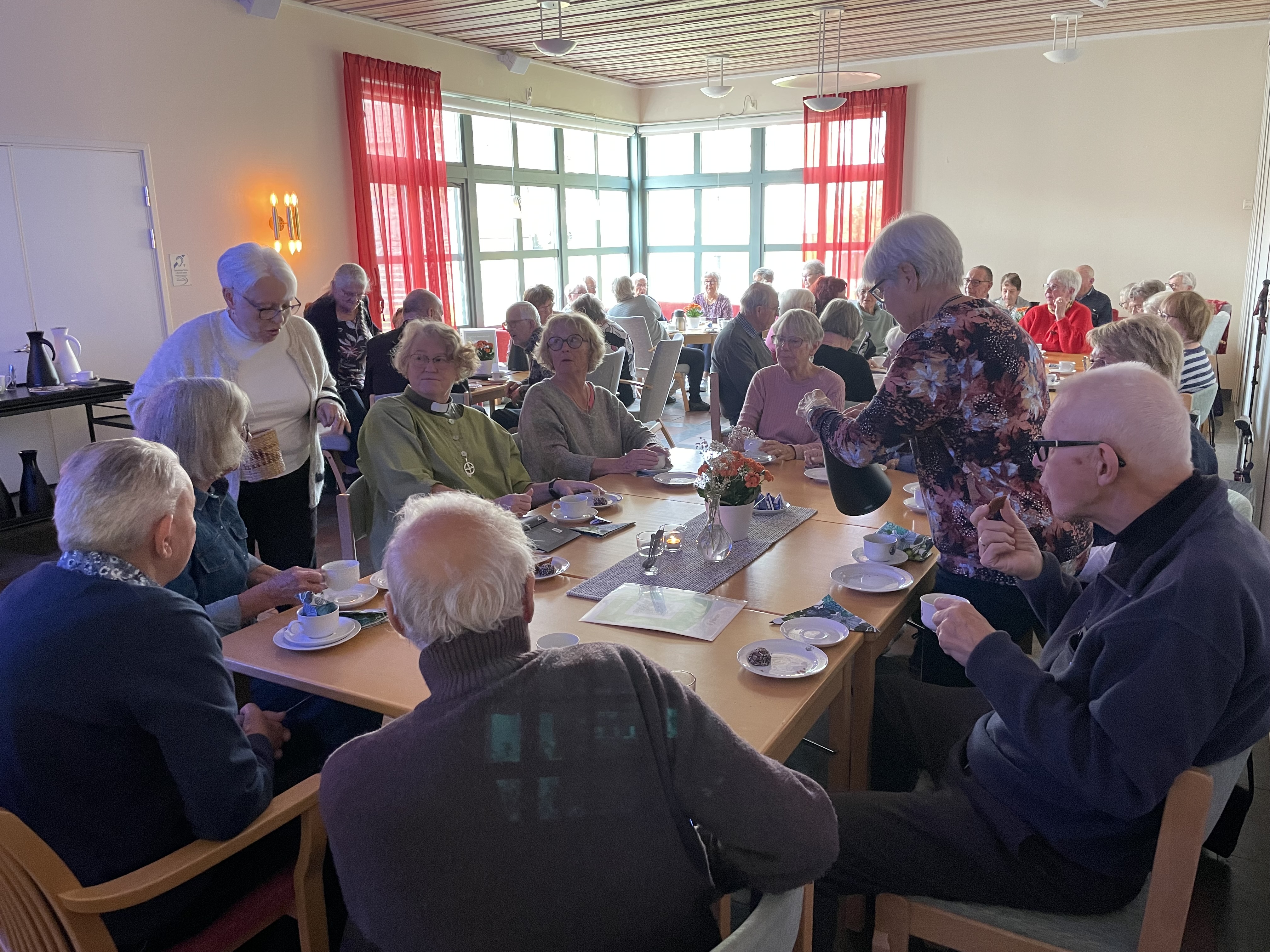 Gästerna på Café Lockörn fikar. Mysig belysning.