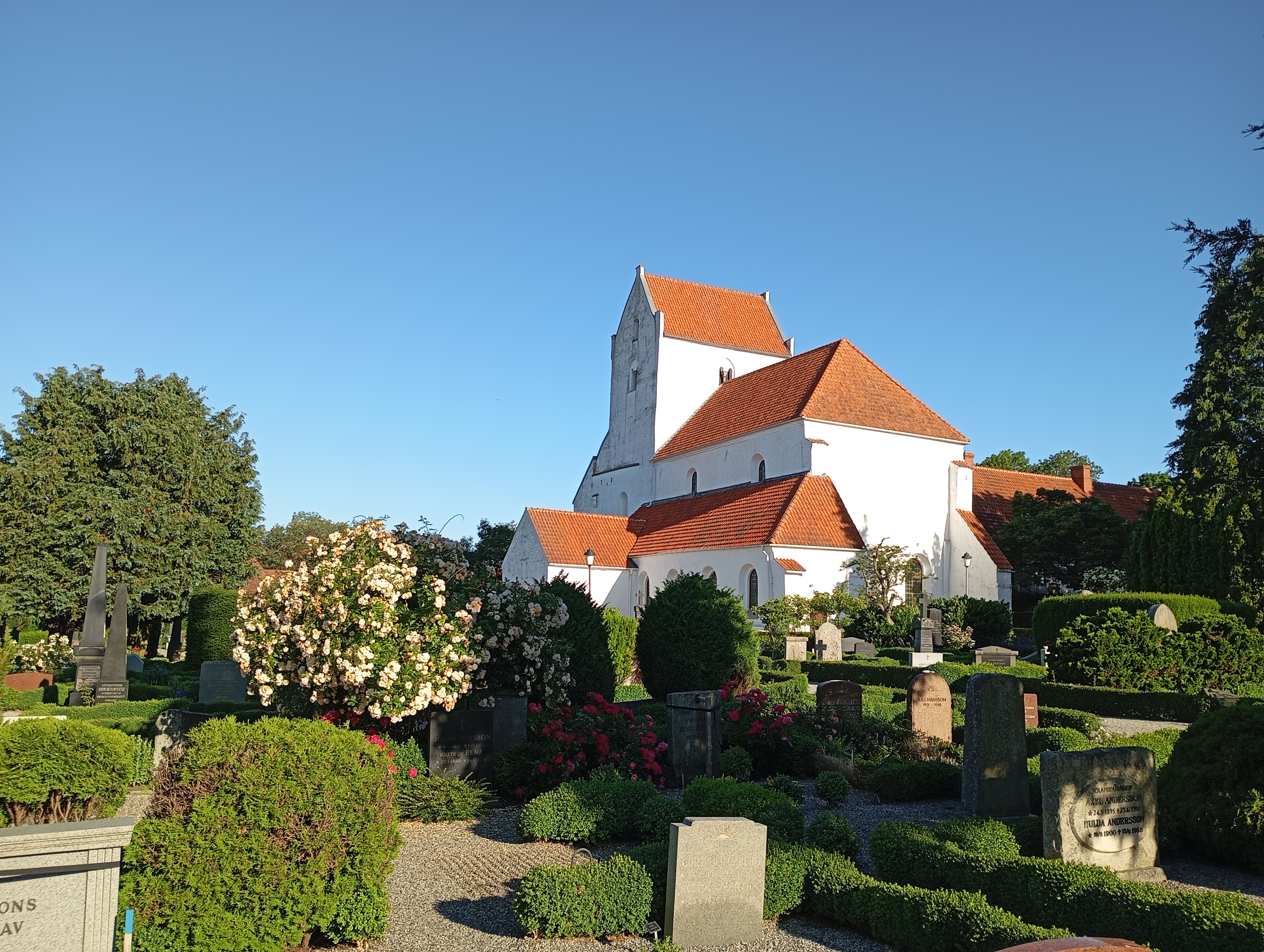 Dalby kyrka i sommarskrud 2024