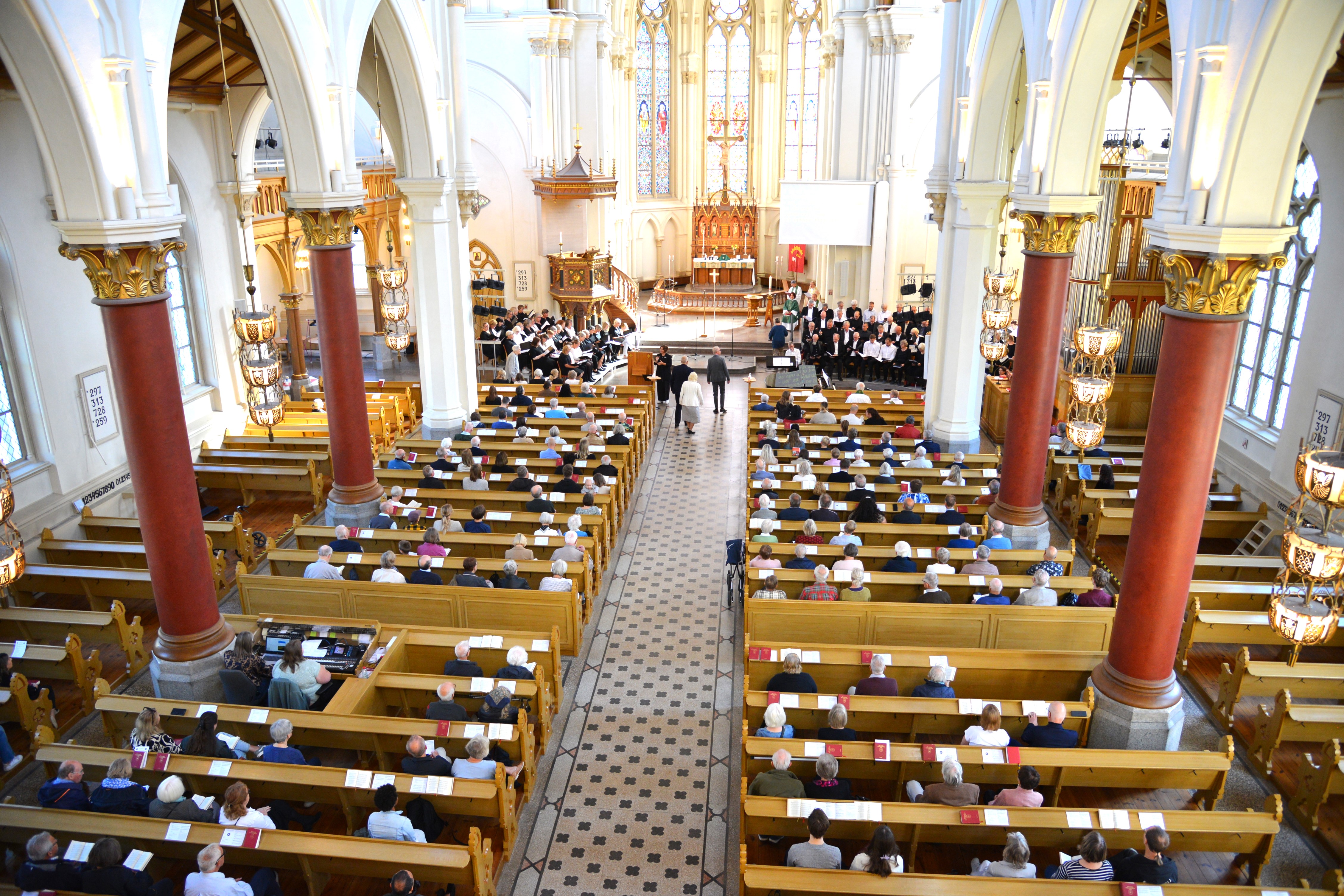 En fullsatt kyrka vid högmässa