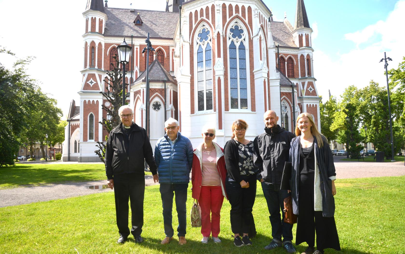 En grupp står framför en kyrka