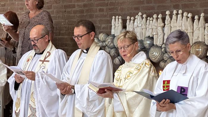 Kyrkoherde och Präster sjunger