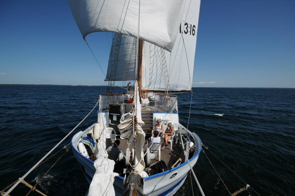 På bilden ser vi segelbåten Shalom på havet med fulla segel