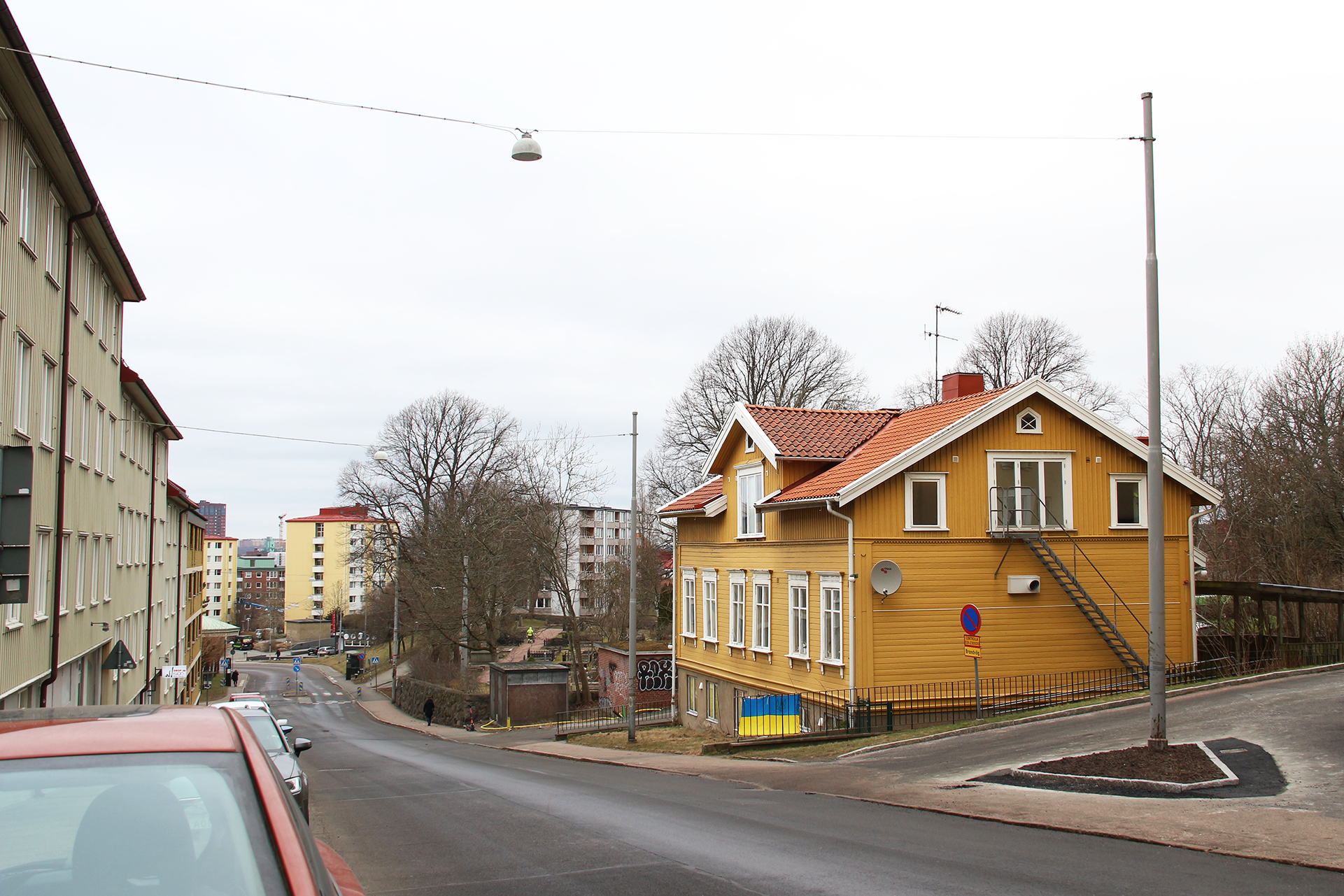 Gula villan sedd från längre upp på Kabelgatan.