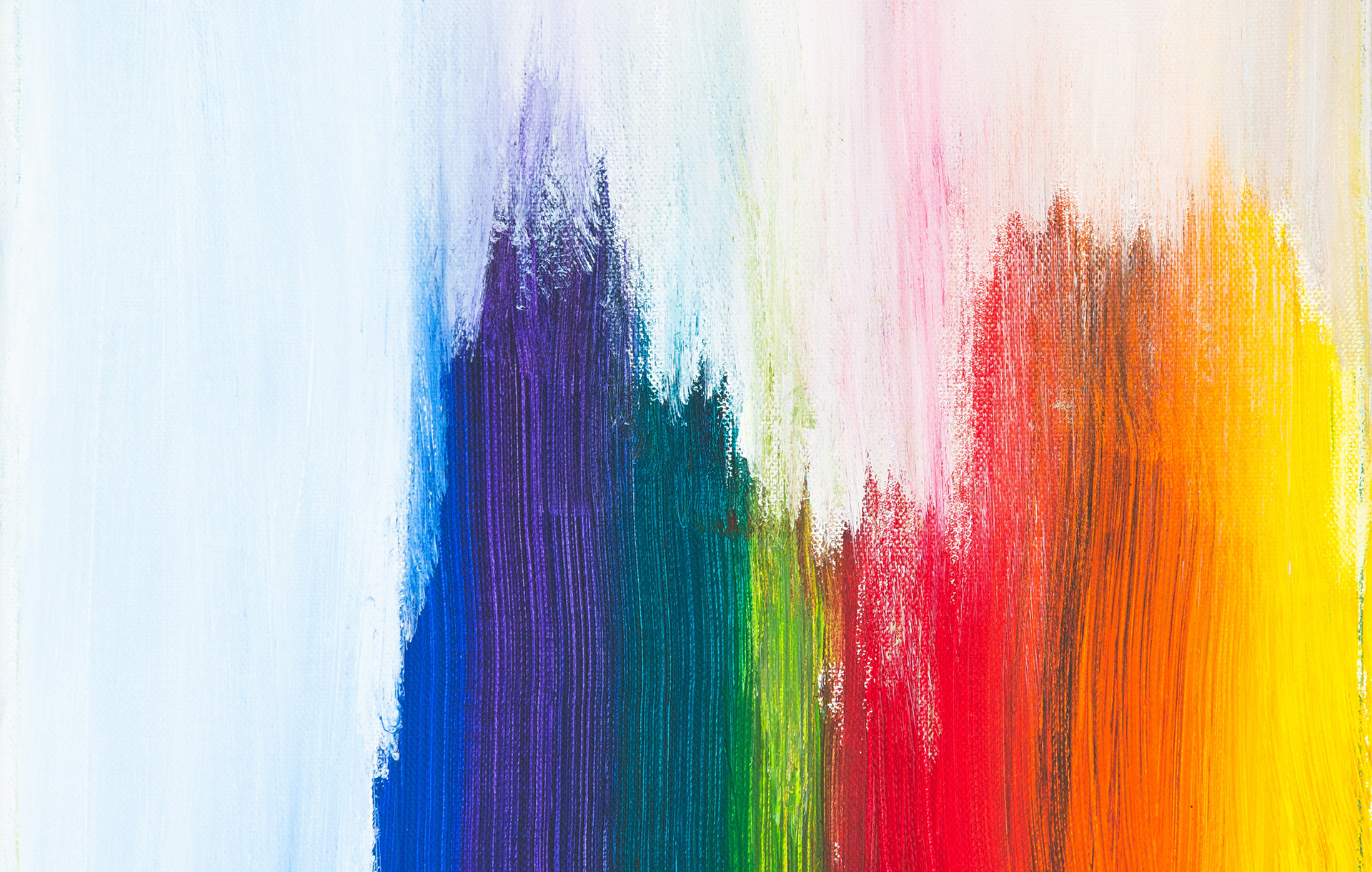 Abstrakt bild på regnbågsfärgade penseldrag.