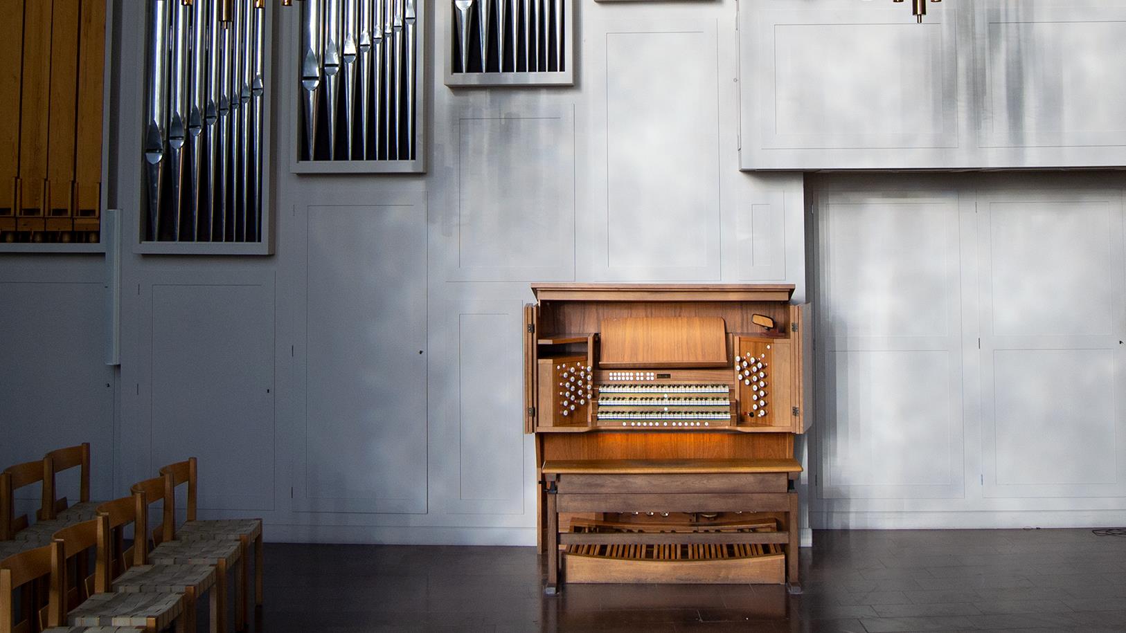 Orgel och piano i Allhelgonakyrkan