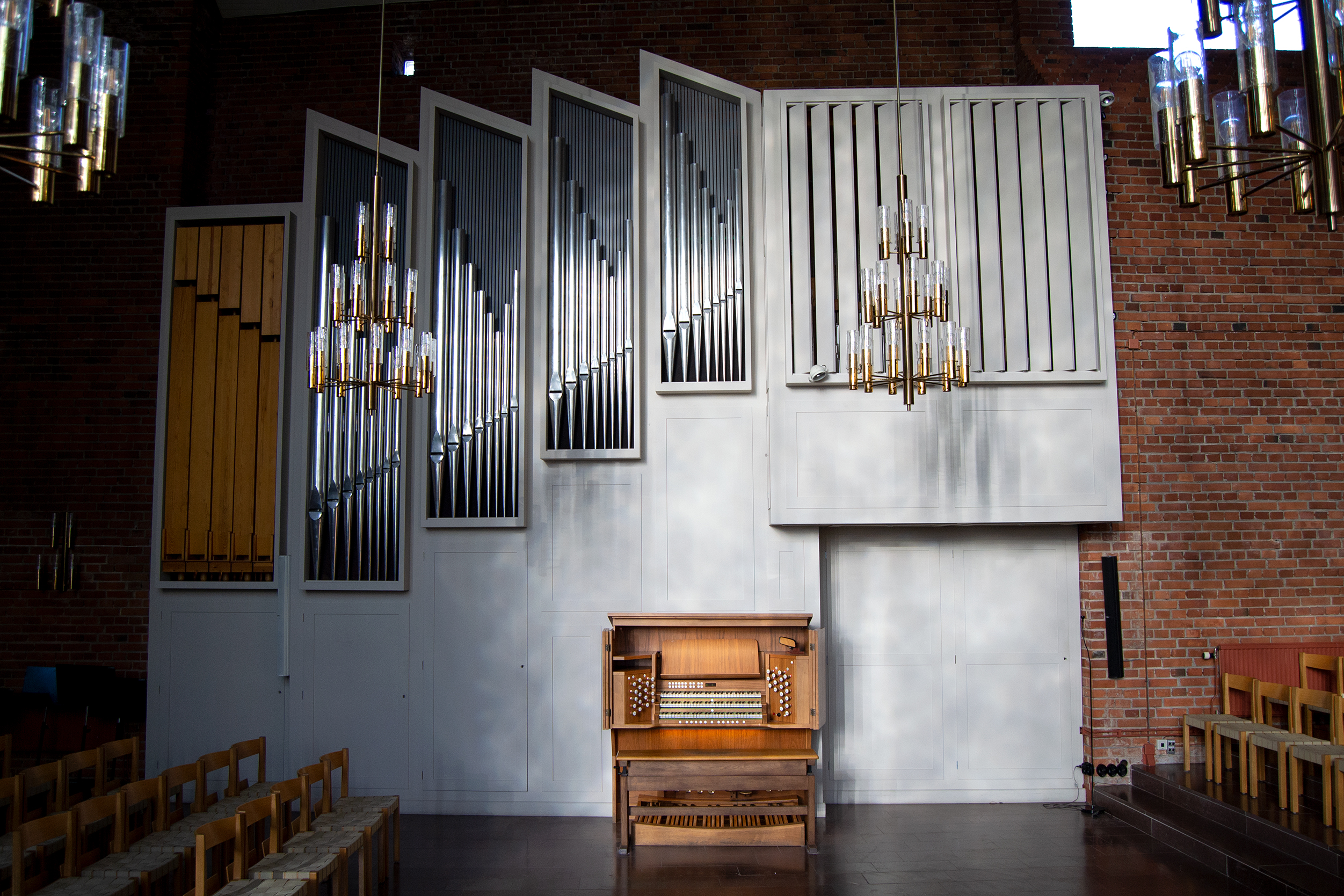 Orgel och piano i Allhelgonakyrkan