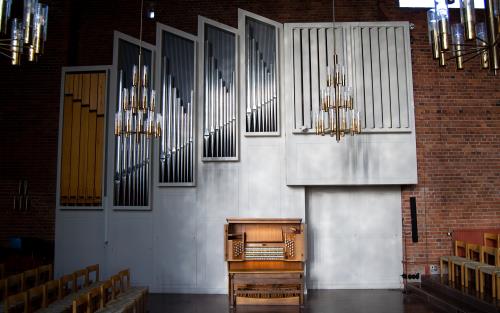 Bild på orgel + flygel i kyrksal