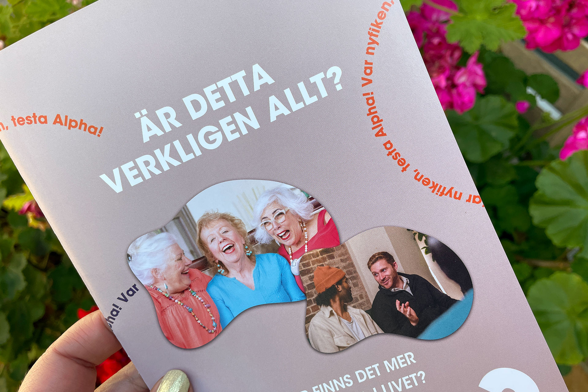 En hand håller en folder med texten "Är detta verkligen allt?". 