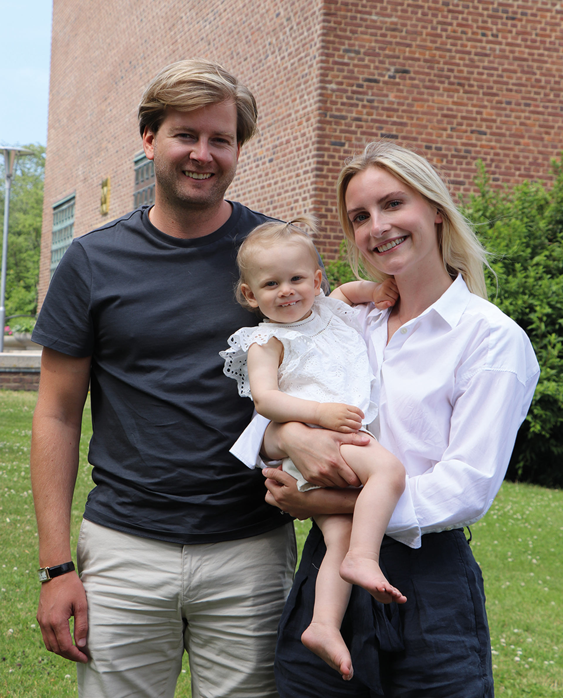 Gustav, Frida och Lovisa framför Härlanda kyrka.