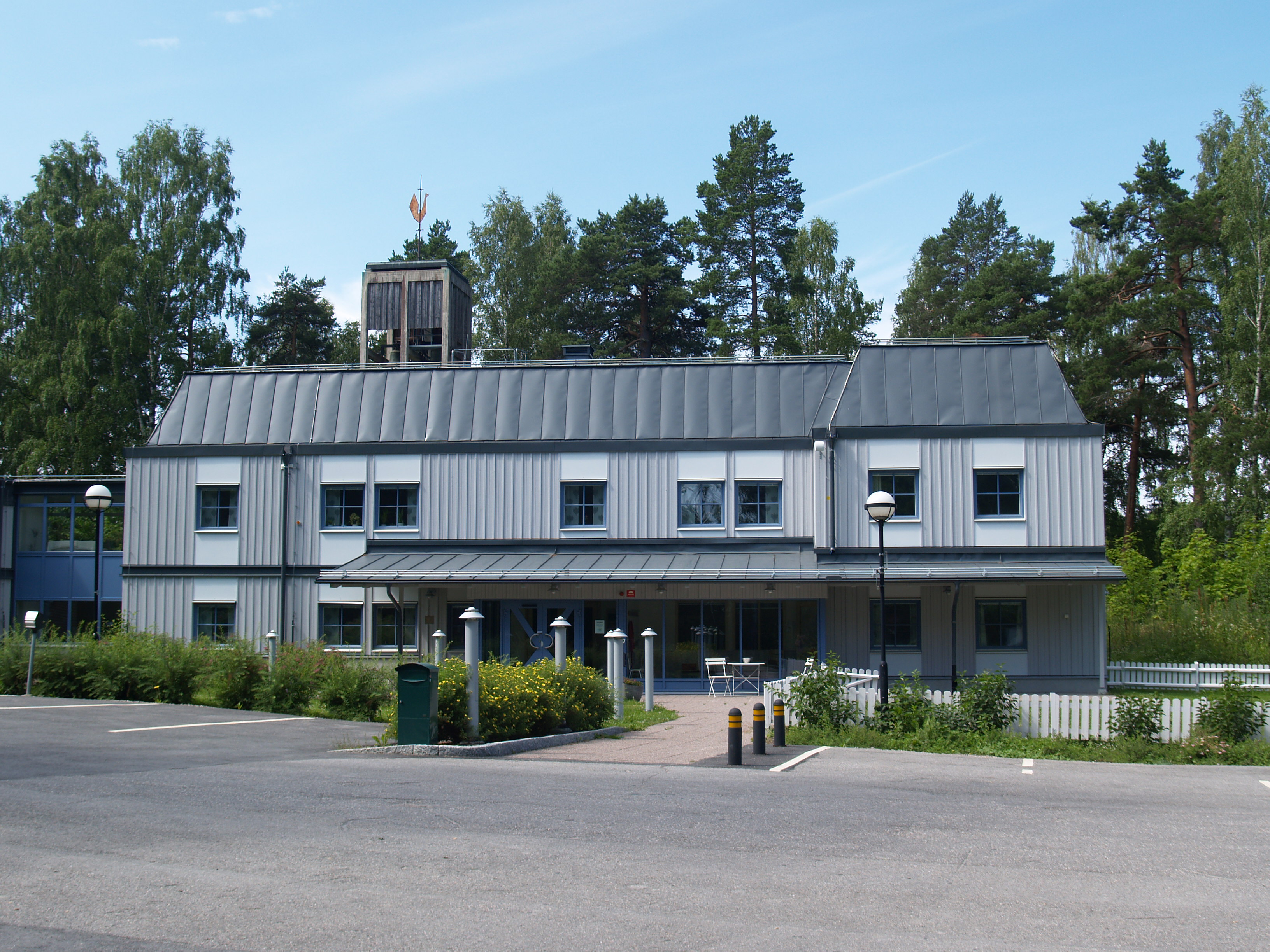 Mariagården, en grå byggnad i anslutning till Forsbacka kyrka.